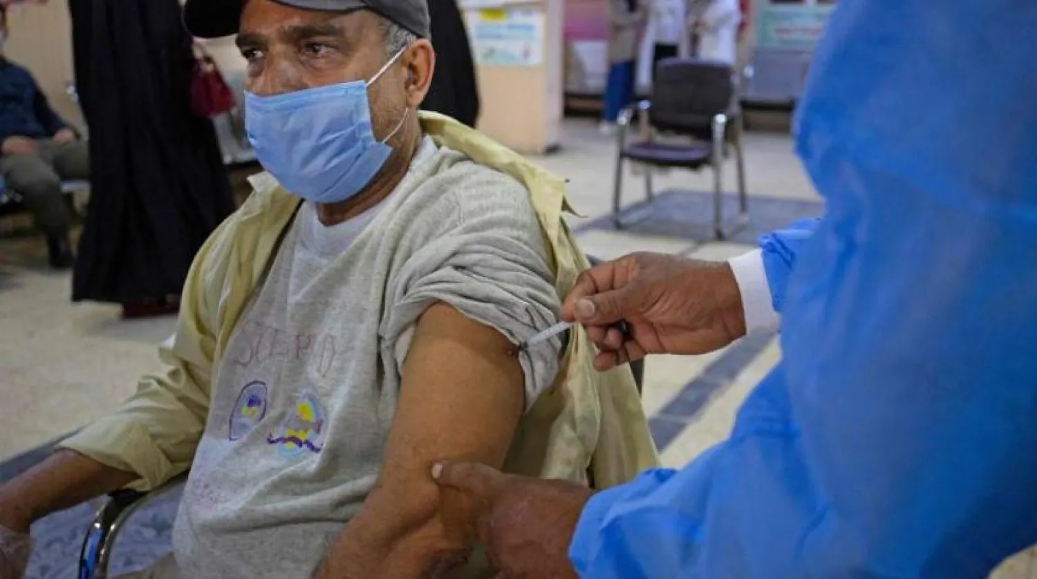 Irak'ın güneyindeki Basra'da bir hemşire bir doz Çin "Sinopharm" aşısı veriyor (AFP)
