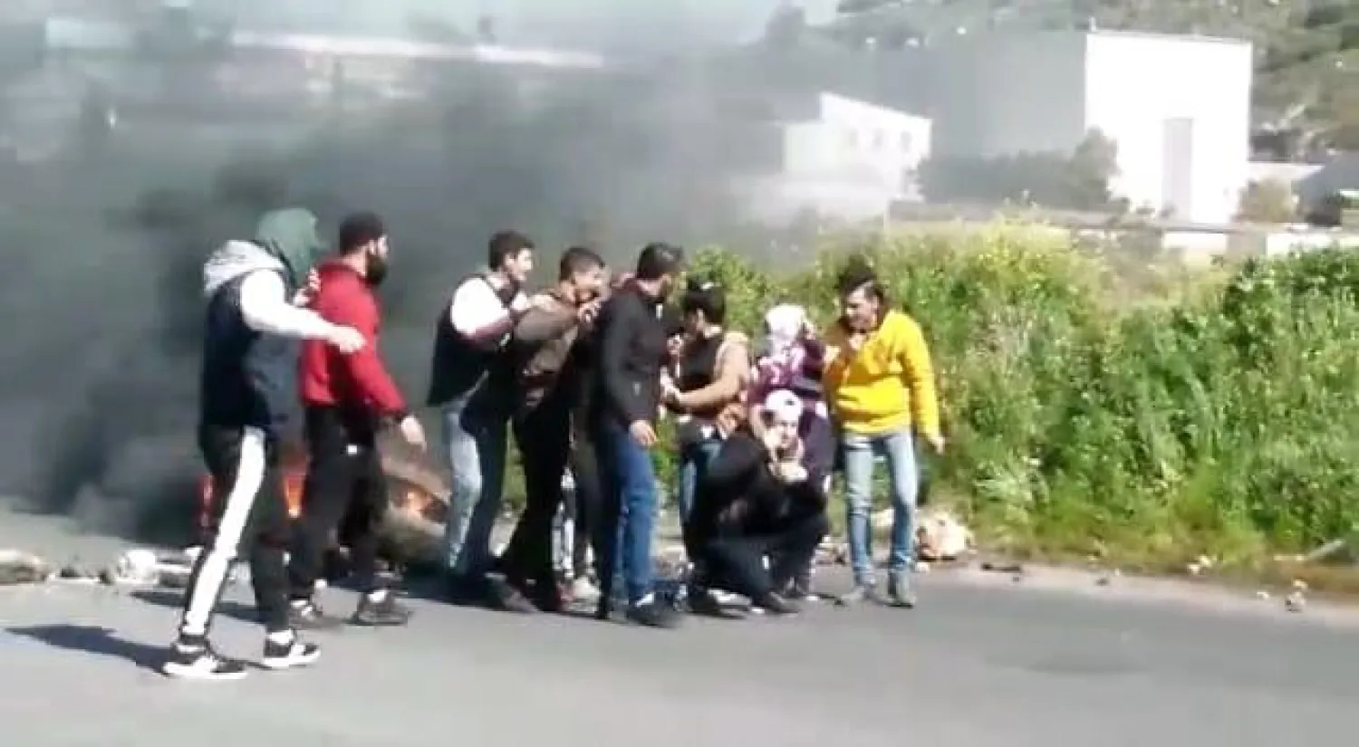 شبان يقطعون الطريق الدولي المؤدي إلى طرابلس (الوكالة الوطنية للإعلام)