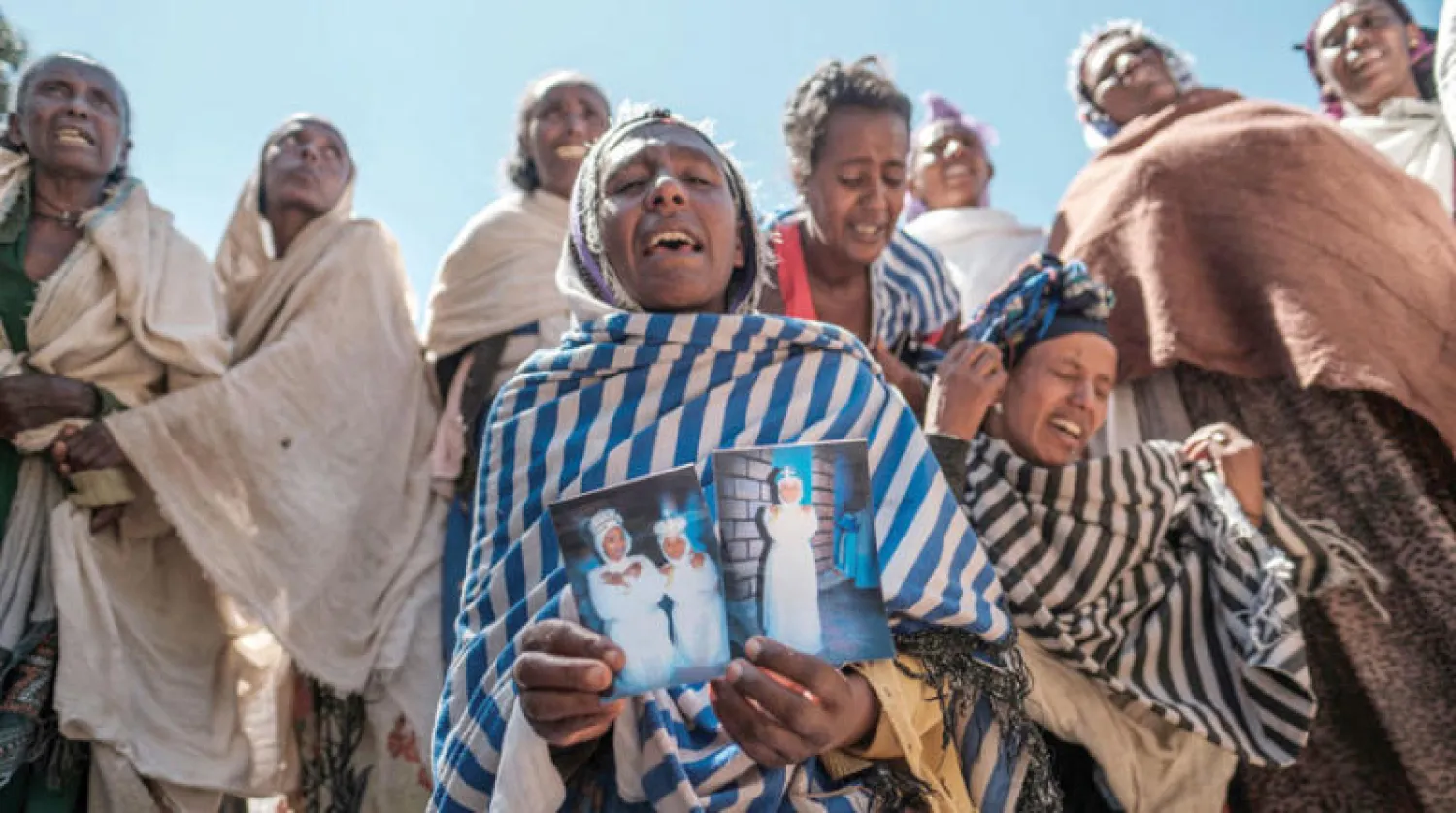نساء في إقليم تيغراي يندبن ضحايا مجزرة اتهمت فيها القوات الإريترية (أ.ف.ب)