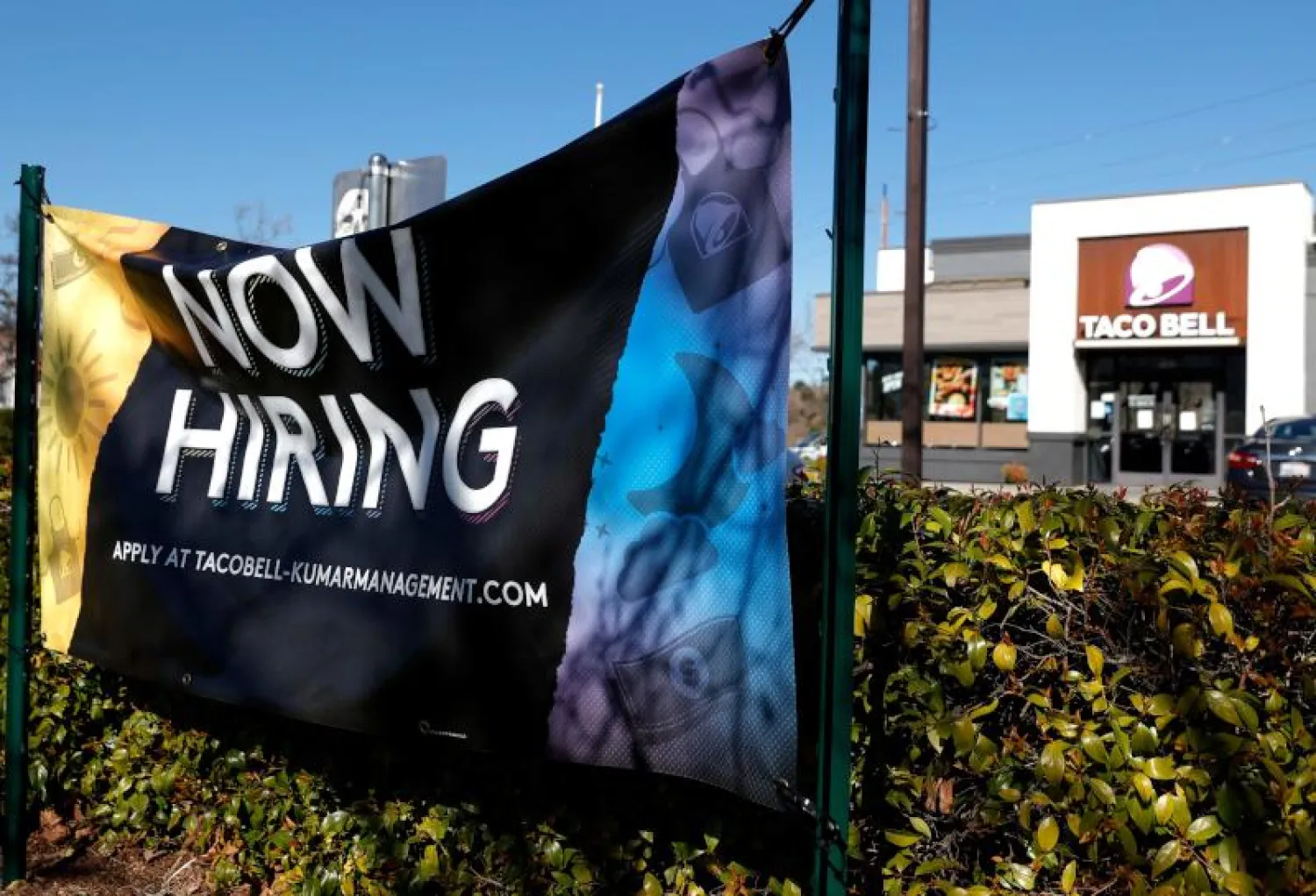إعلان عن طلب موظفين لمطعم في كاليفورنيا (أ.ف.ب)