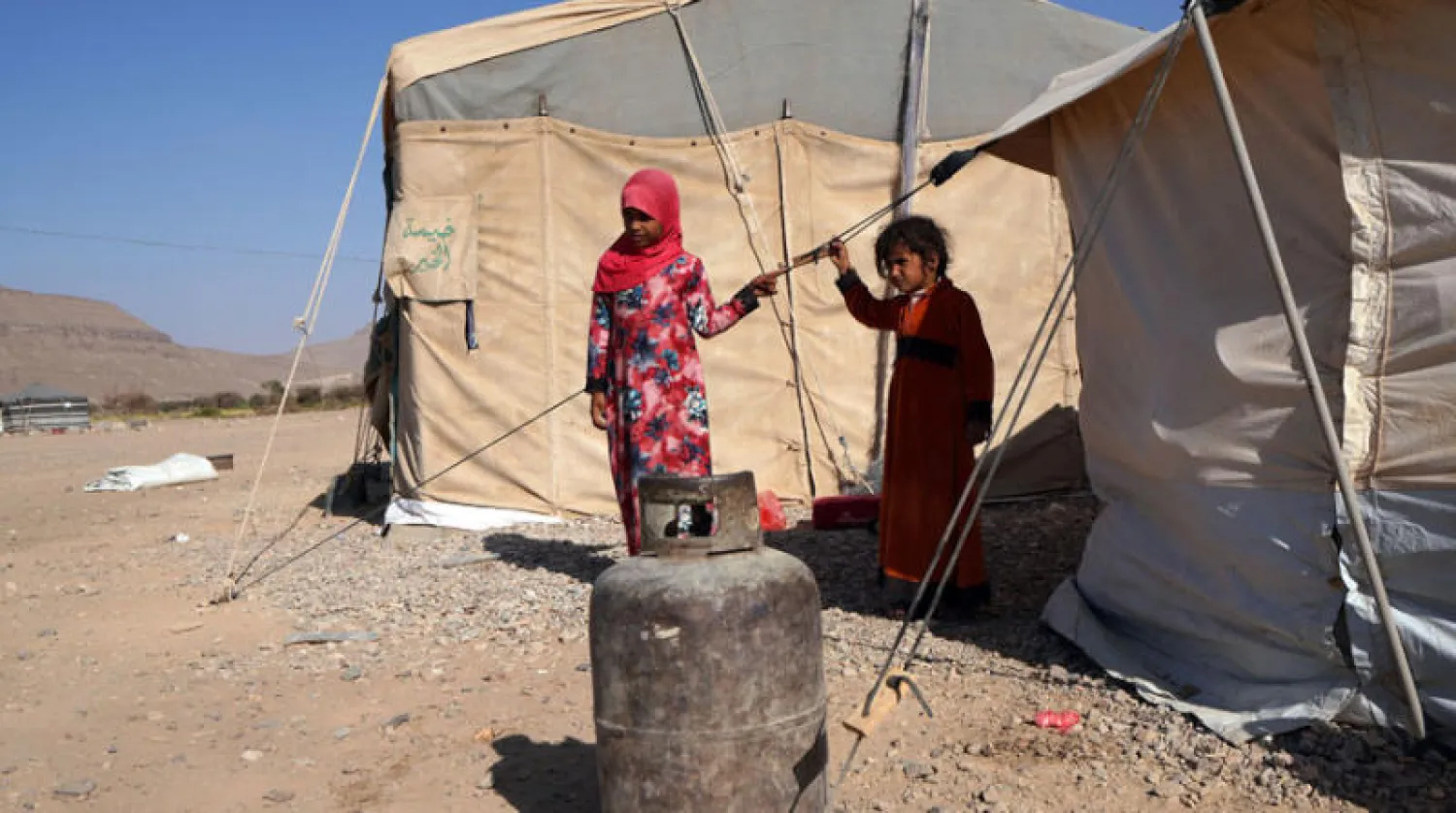 طفلتان يمنيتان في مخيم للنازحين بمأرب (أ.ف.ب)