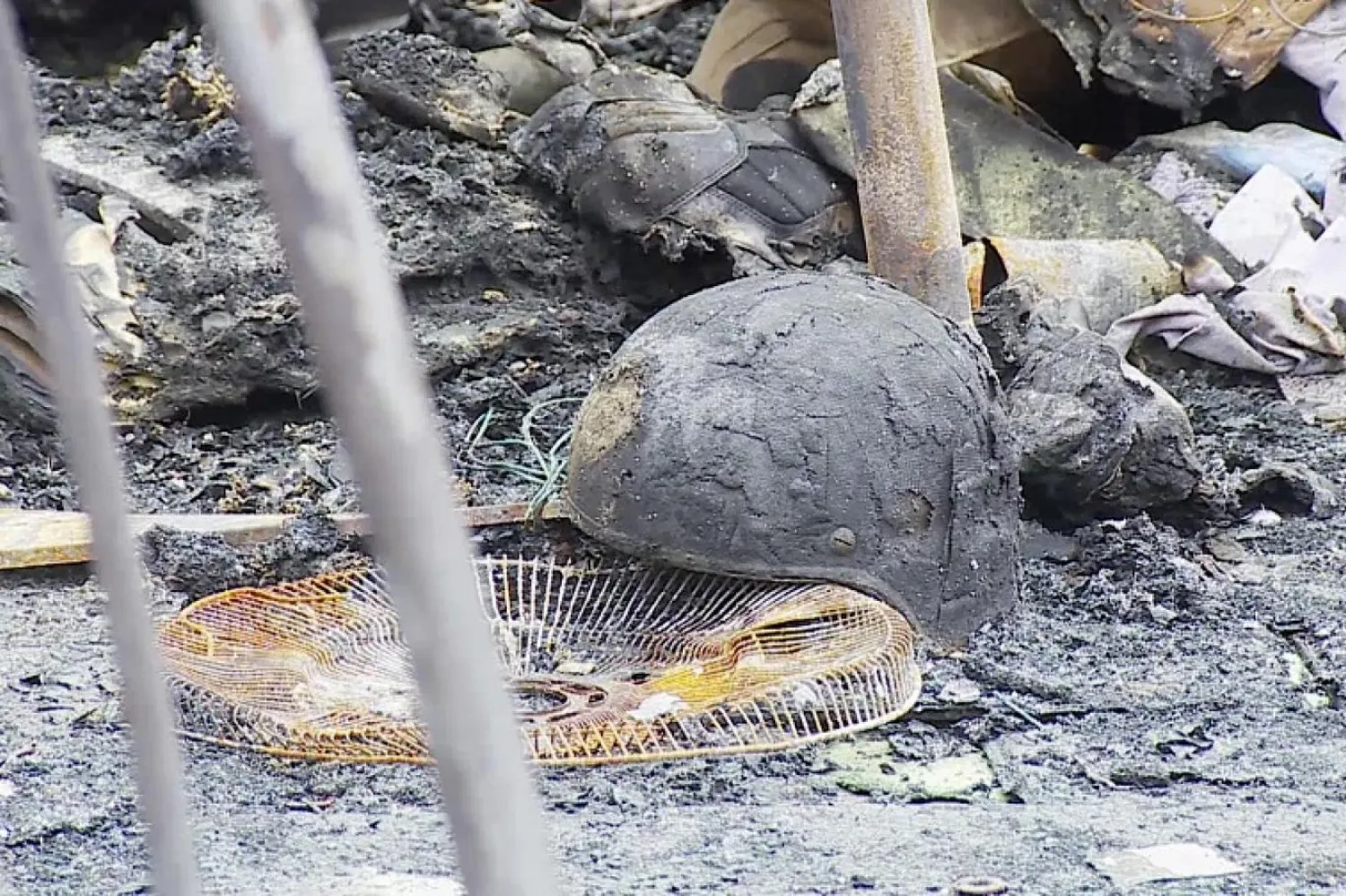 Erbil havaalanına yapılan füze saldırısının tahribatı (AFP)