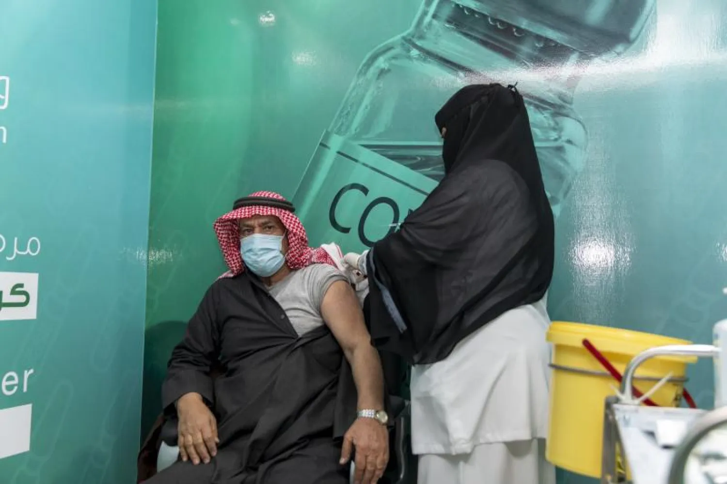 مواطن سعودي يتلقى جرعة من لقاح كورونا بمحافظة حفر الباطن (الصحة السعودية)
