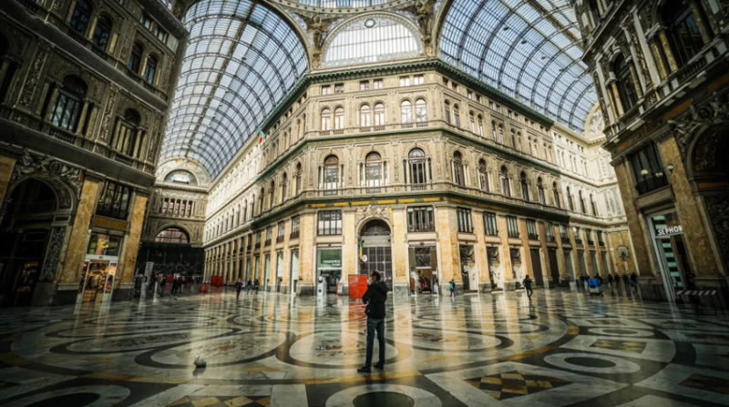 مدينة نابولي شبه مهجورة