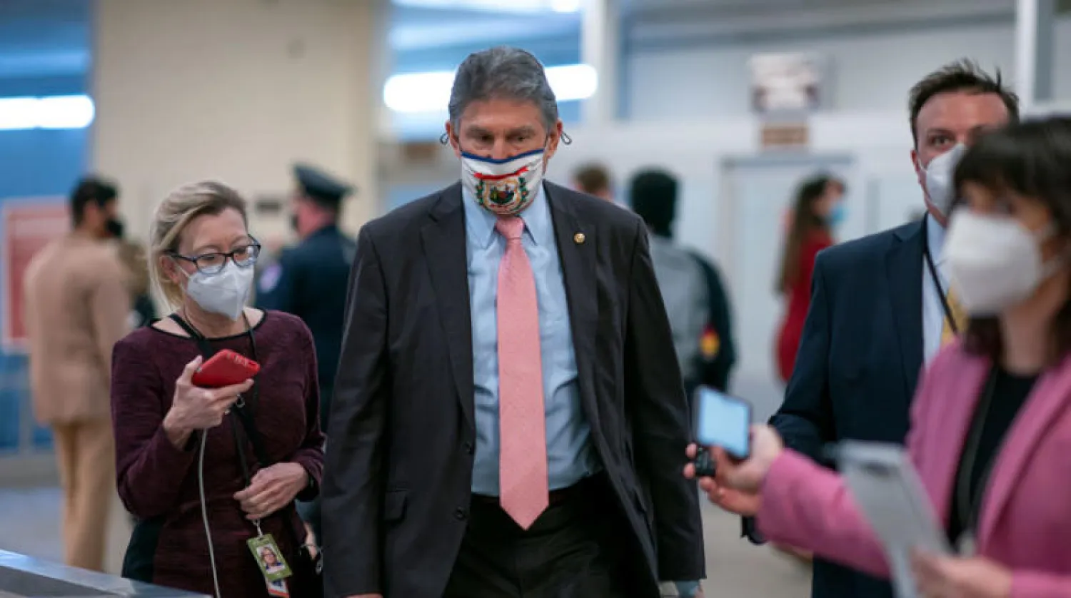 هدد السيناتور الديمقراطي جو مانشين من ولاية ويست فيرجينيا بالانشقاق عن الحزب (أ.ب)