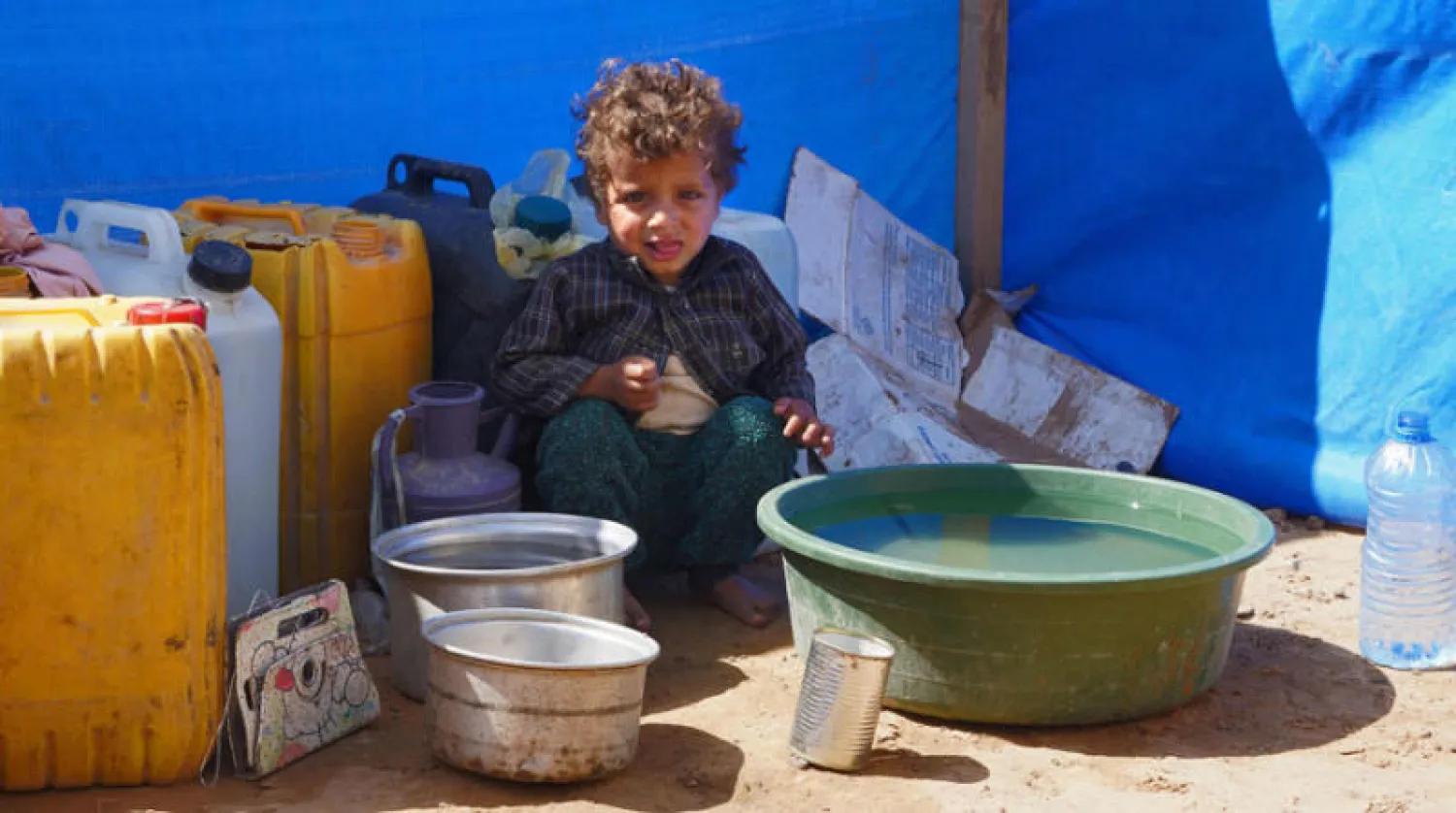 طفل يمني في أحد مخيمات النازحين بمأرب (أ.ف.ب)