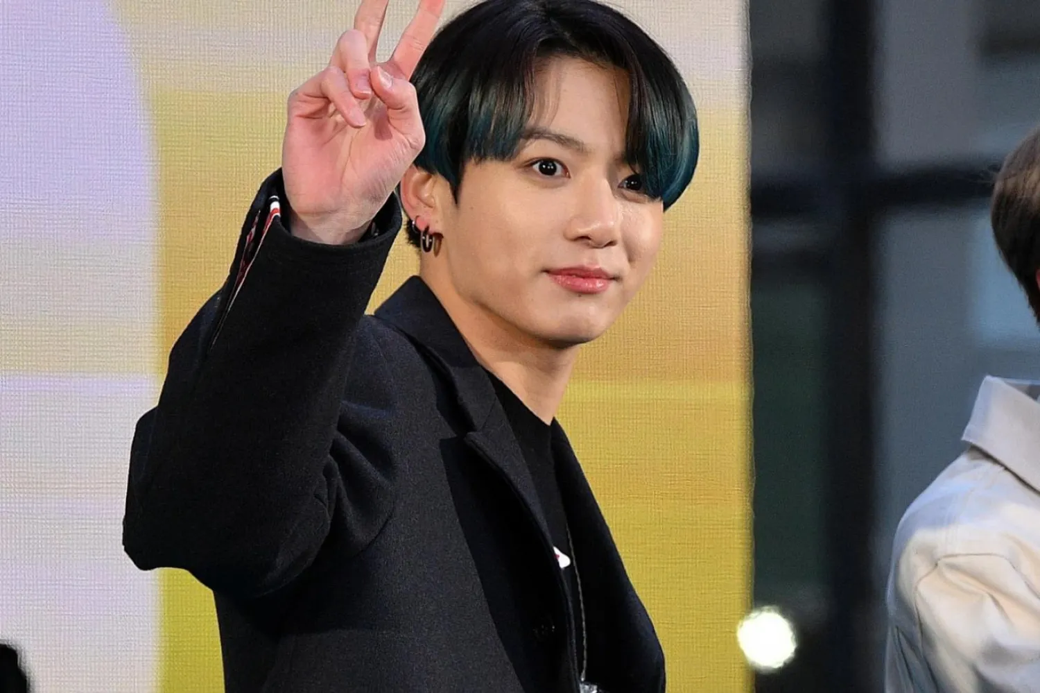 Jungkook'un, arkadaşı J-Hope'a doğum gününde hediye ettiği dijital çizim hayranların beğenisini toplamıştı (AFP)