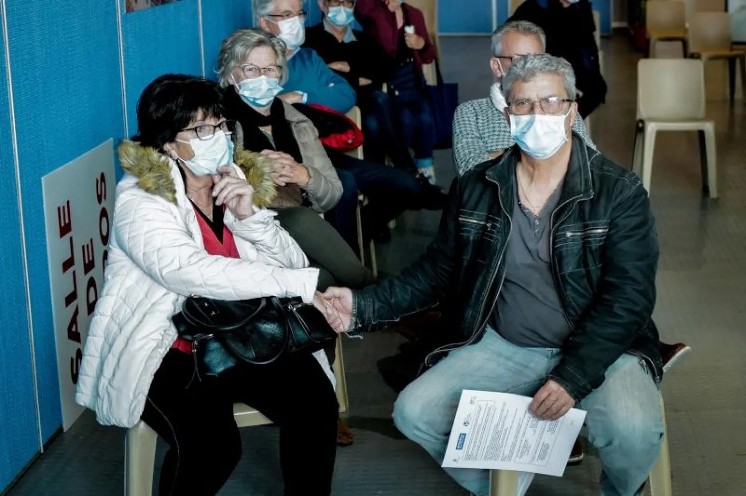 أشخاص ينتظرون دورهم للحصول على لقاح ضد «كوفيد-19» في نيس بجنوب فرنسا (أ.ف.ب)