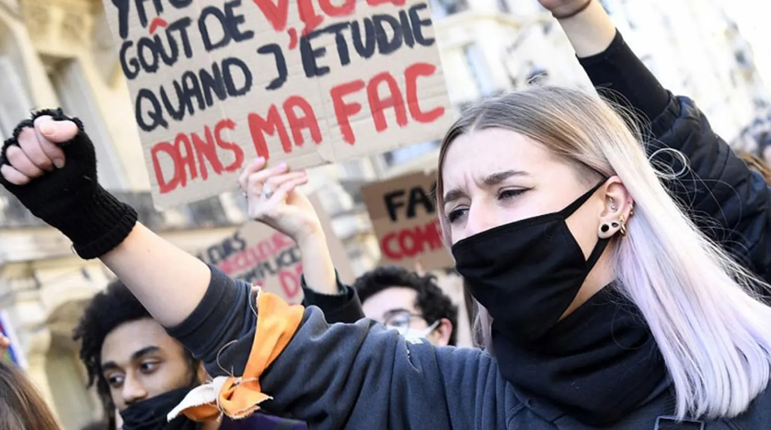 Fransa’da kadına karşı cinsel şiddetin protesto edildiği bir gösteri (AFP)