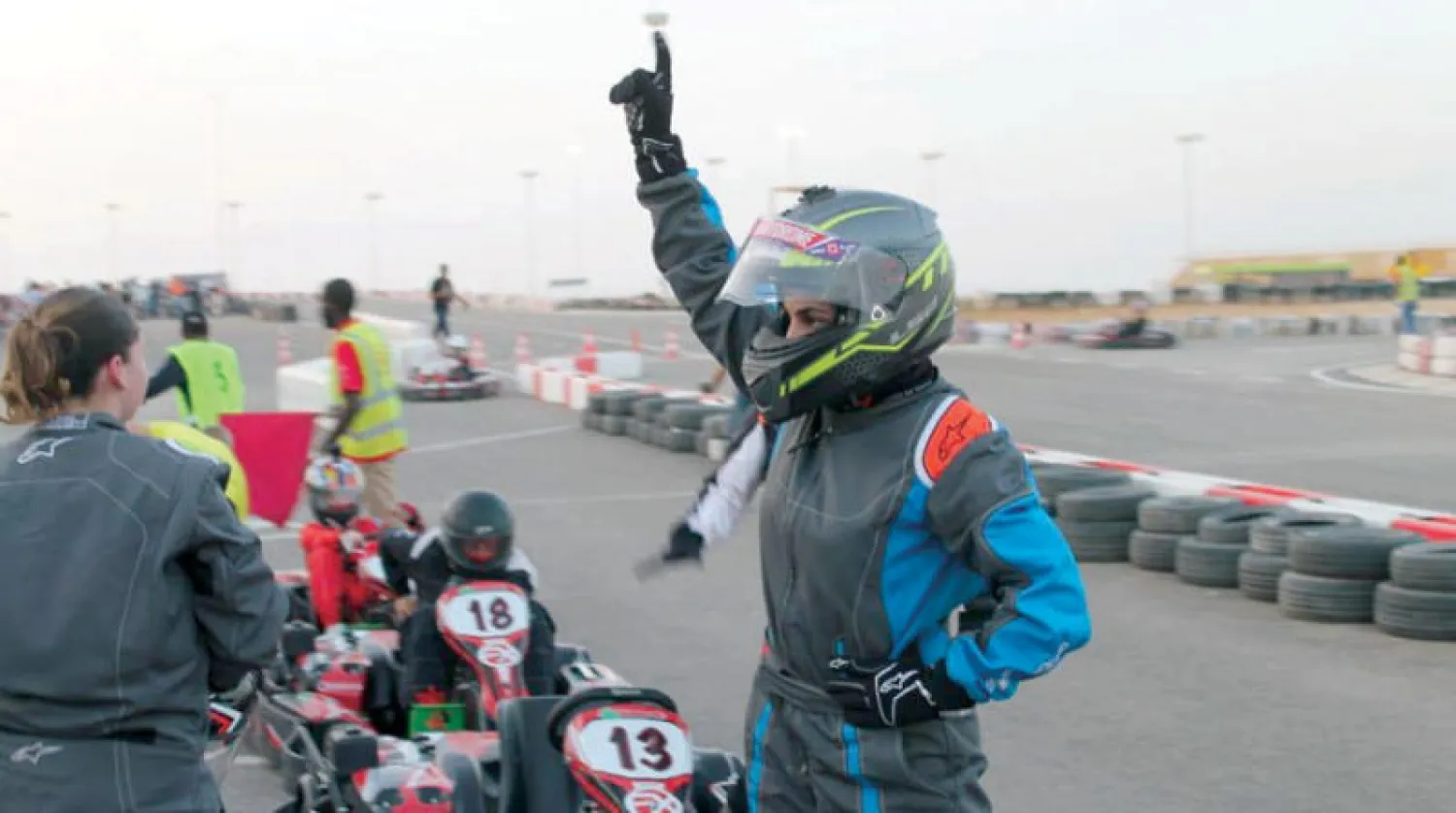 المتألقة أمجاد تتأهب قبل إحدى سباقات الكارتينغ (الشرق الأوسط)