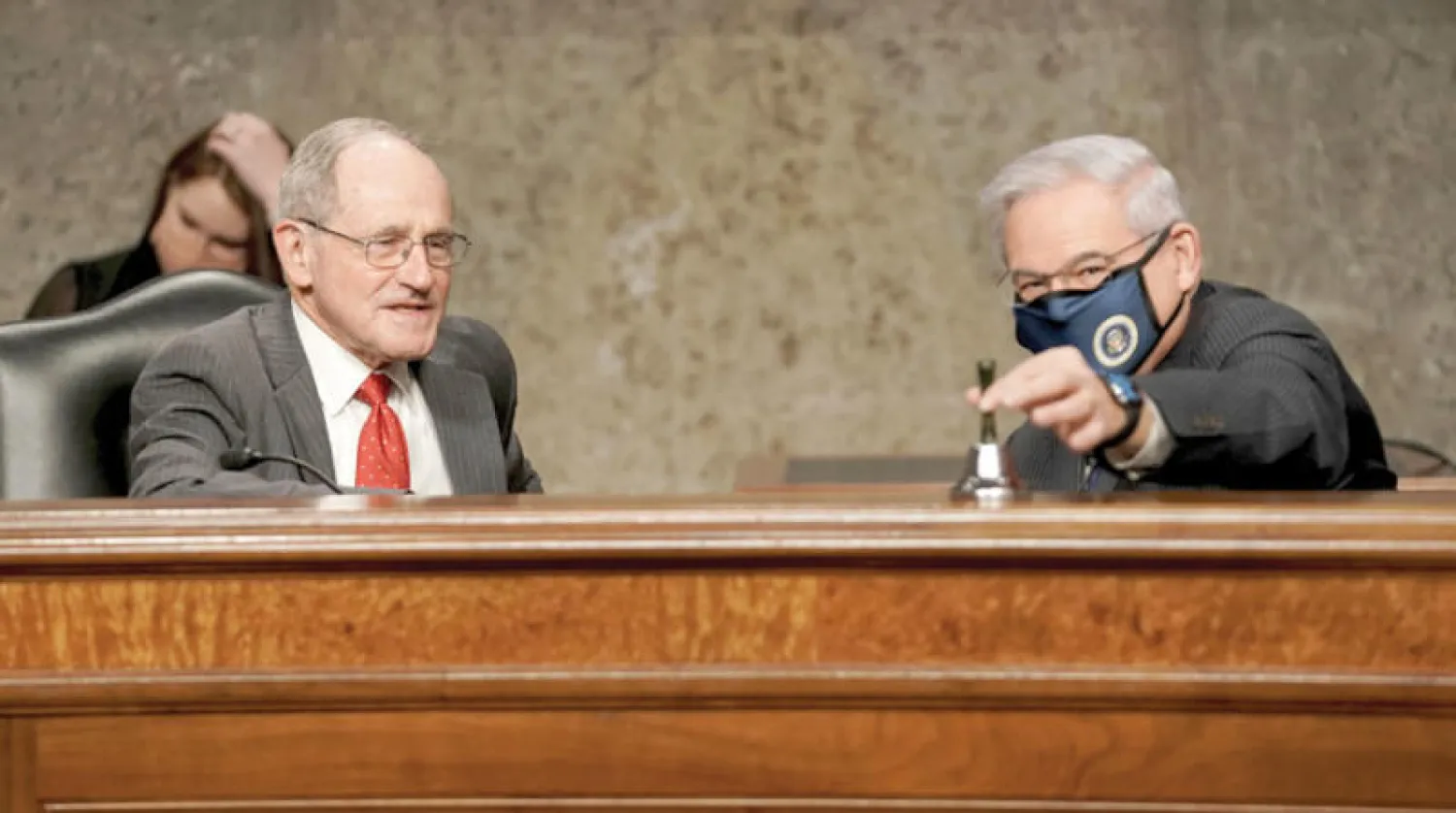 السيناتور جيم ريش (يسار) يتحدث مع السيناتور روبرت مينانديز خلال جلسة في مجلس الشيوخ (أ.ب)