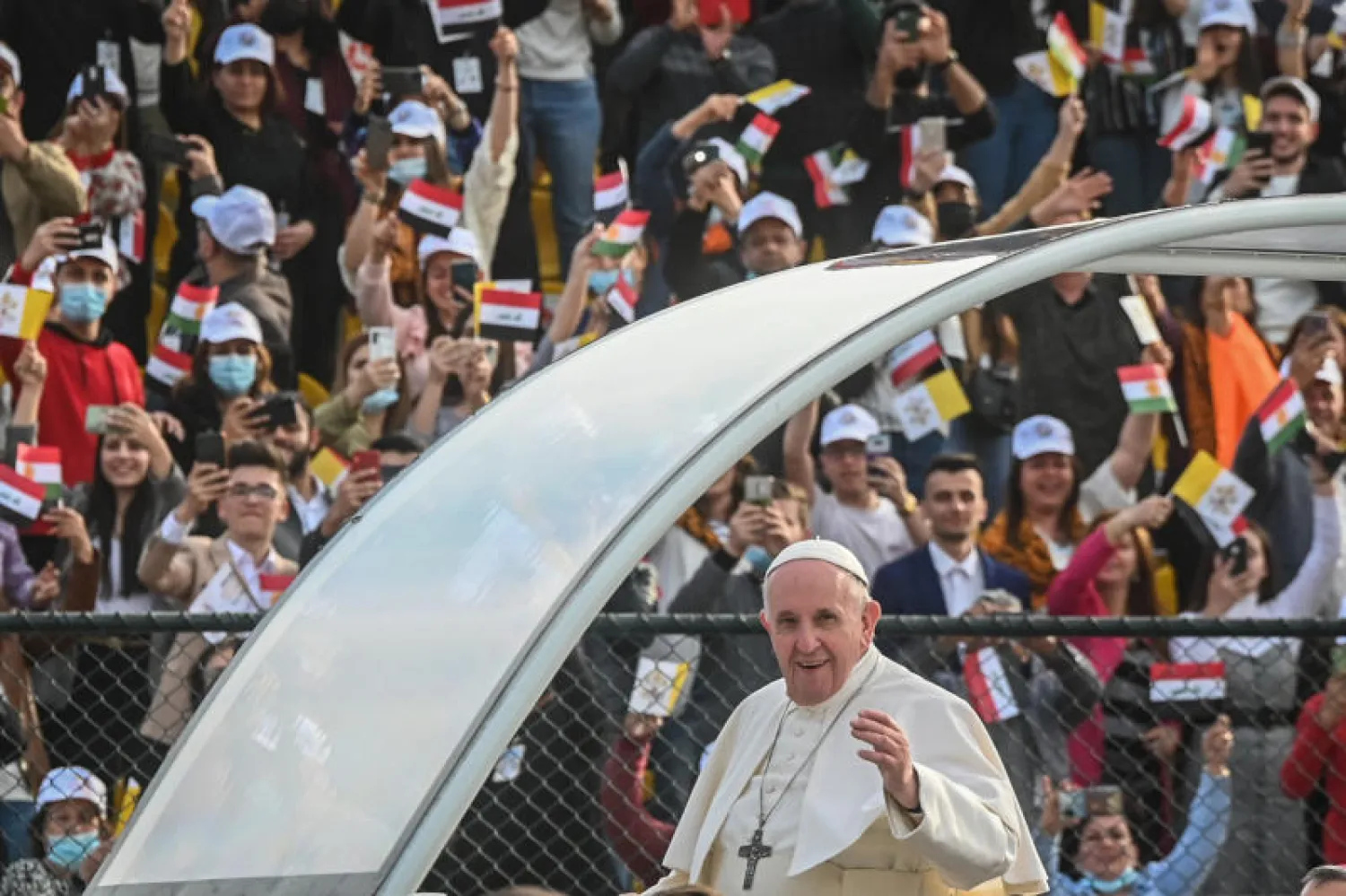 بابا الفاتيكان لدى وصوله إلى ملعب فرانسو الحريري في إربيل لإحياء أكبر قداس له خلال زيارته للعراق (د.ب.أ)