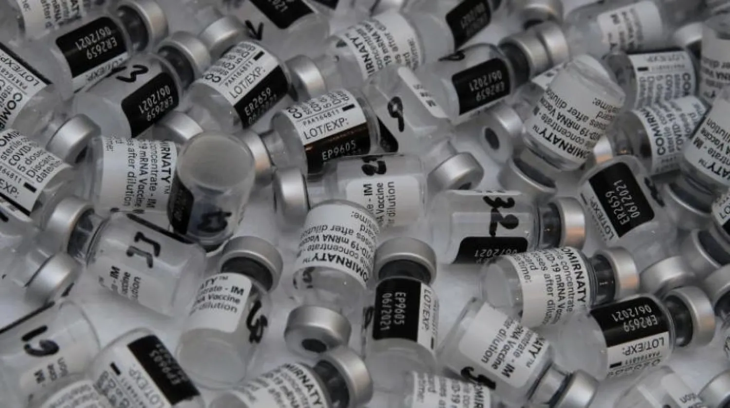 Paris’te bulunan bir aşılama merkezindeki boş Pfizer aşısı şişeleri (AP)