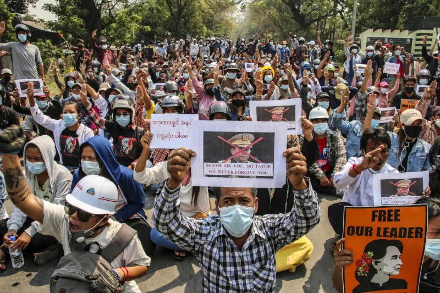 محتجون ضد الانقلاب العسكري في نايبيداو عاصمة ميانمار (إ.ب.أ)