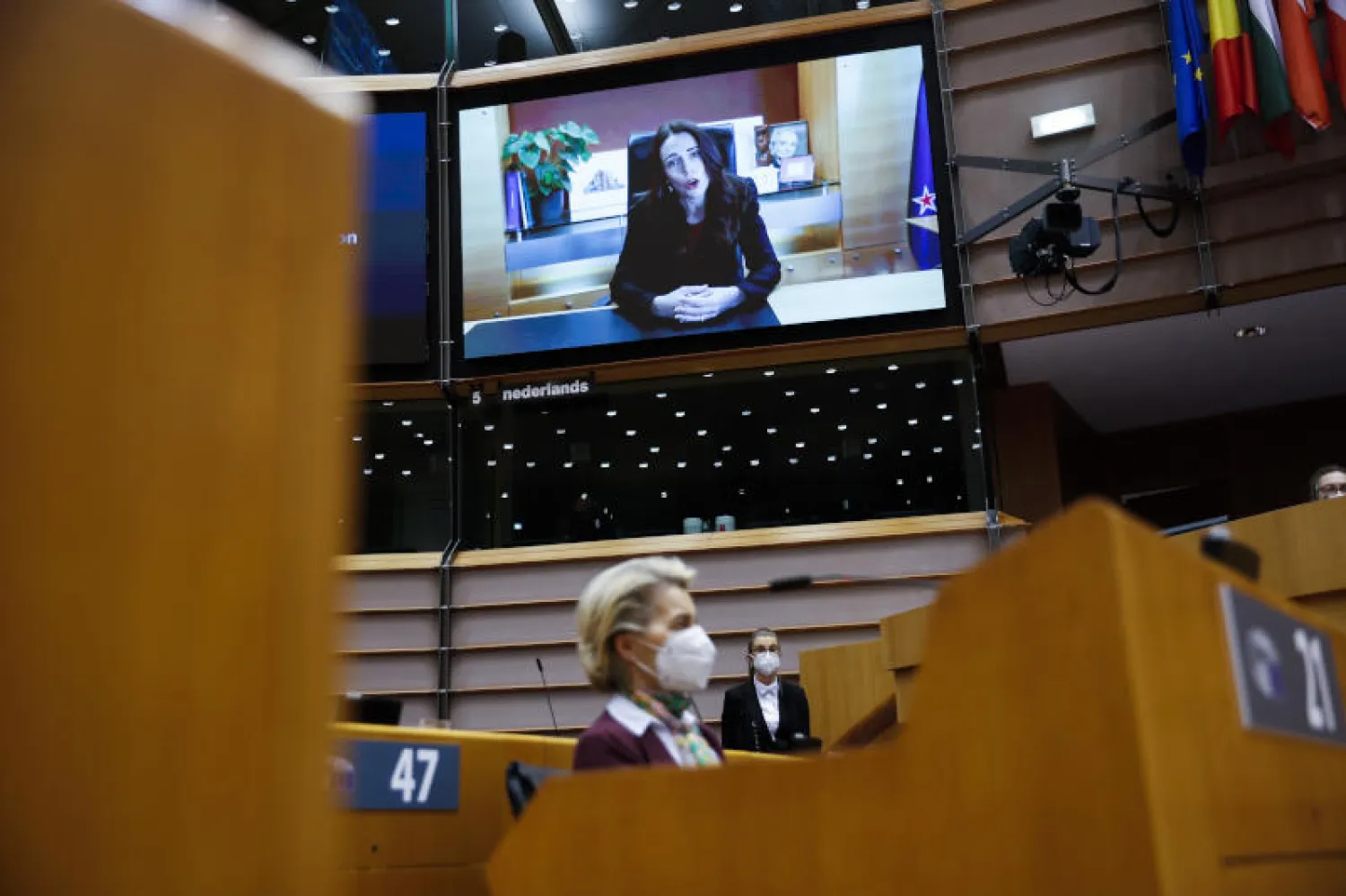 رئيسة الوزراء النيوزيلندية جاسيندا أرديرن تلقي كلمة بشكل افتراضي إلى جانب رئيسة المفوضية الأوروبية أورسولا فون دير لايين (أ.ب)