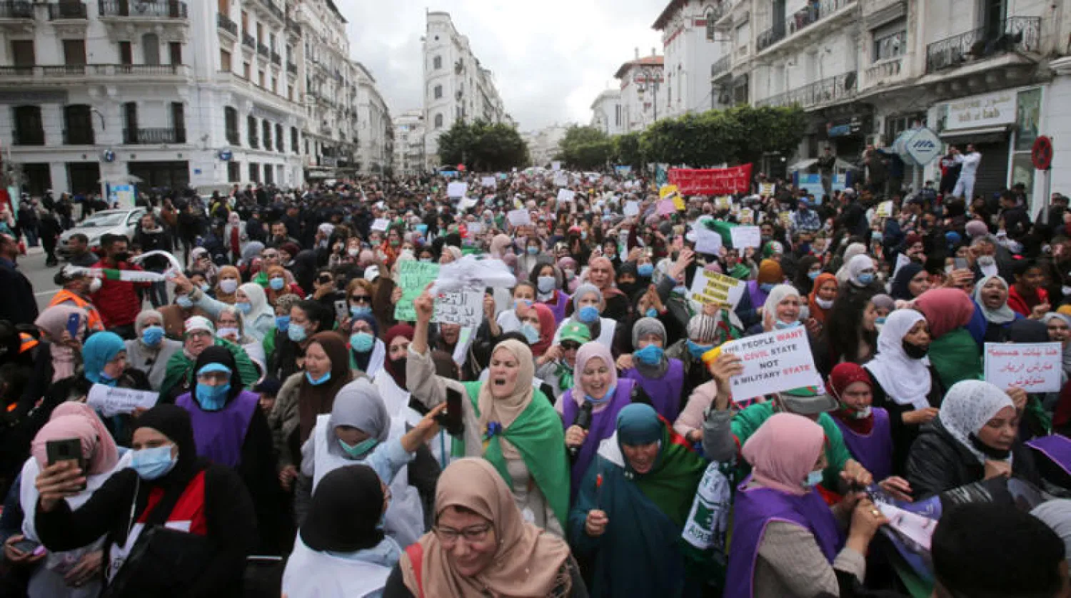 جزائريات يطالبن بمزيد من الحقوق خلال مظاهرة نظمت بمناسبة عيد المرأة في شوارع العاصمة أمس (رويترز)