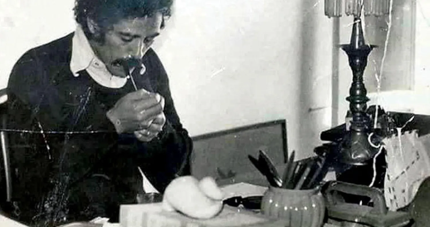 أصلان في مكتبه القديم (أرشيفية)