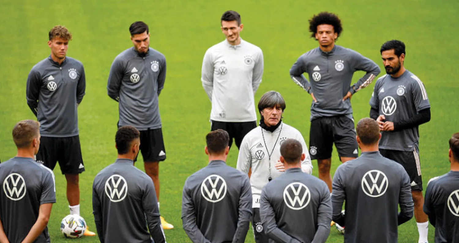 لوف وسط لاعبي منتخب ألمانيا حيث باتت مهمته في «كأس الأمم» الأخيرة له (أ.ف.ب)