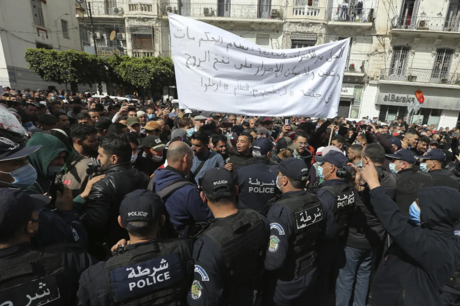 مئات الطلاب يشاركون في مسيرة ضمن الحراك في الجزائر (أ.ب)