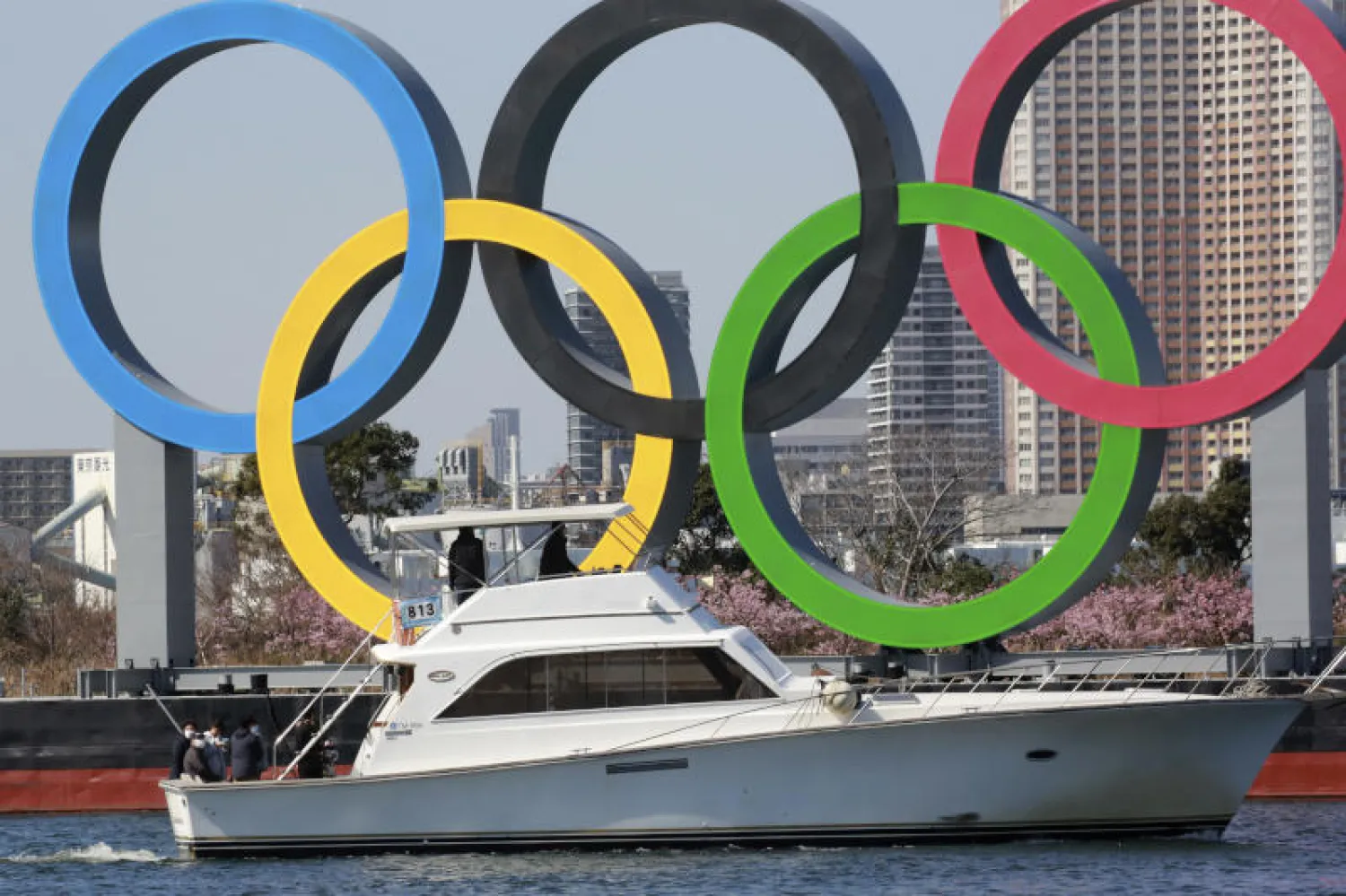 الحلقات الأولمبية الخمس في طوكيو (أ.ب)