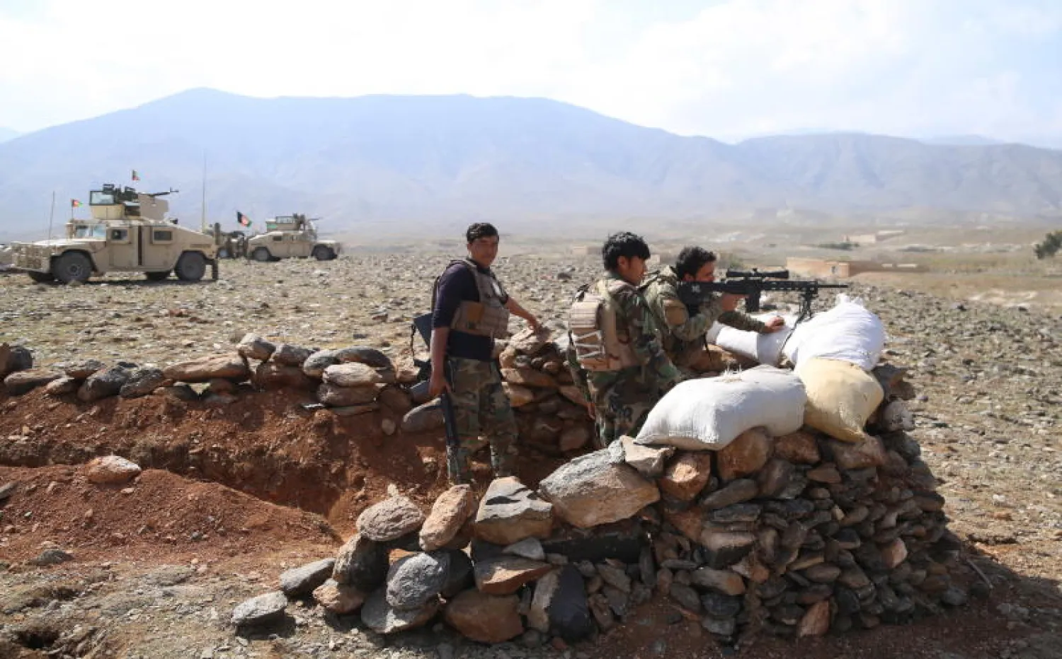 قوات أمن أفغانية تنفذ عملية ضد مسلحين في منطقة شيرزاد بإقليم ننغرهار (إ.ب.أ)