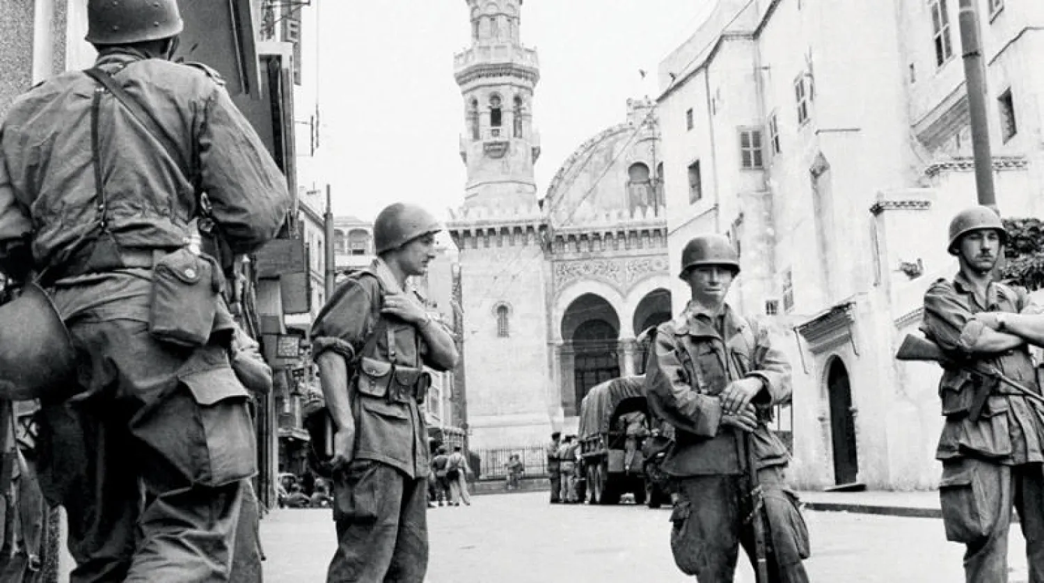 صورة أرشيفية تعود لسنة 1956 لقوات فرنسية وسط شوارع العاصمة الجزائرية (أ.ب)