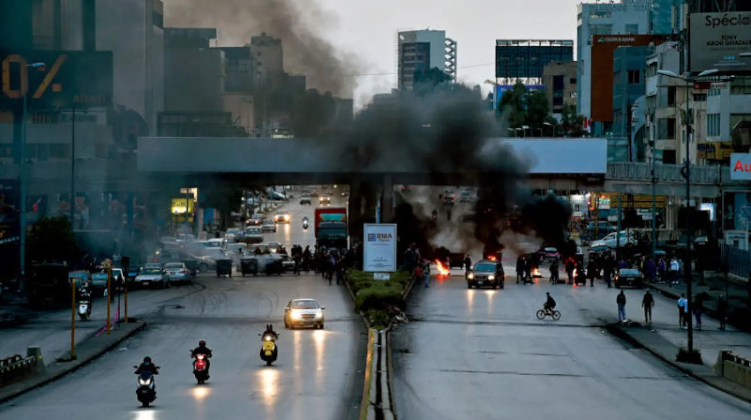 الأوتوستراد المؤدي إلى جونية عند منطقة الدورة مقطوعاً أمس (إ.ب.أ)