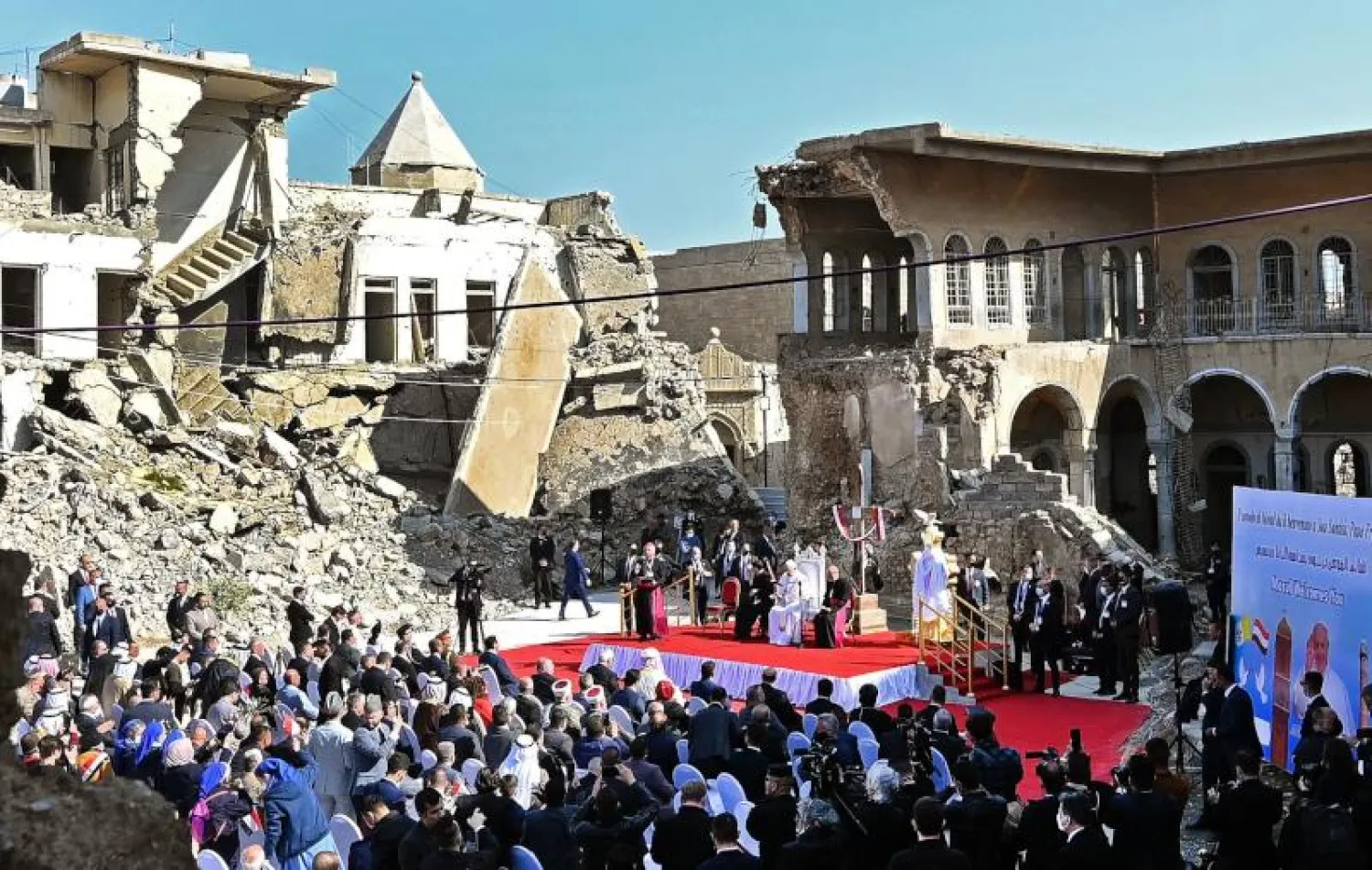 البابا فرنسيس يتحدث في ساحة بالقرب من أنقاض كنيسة بالمدينة القديمة شمال الموصل بالعراق (أ.ف.ب)