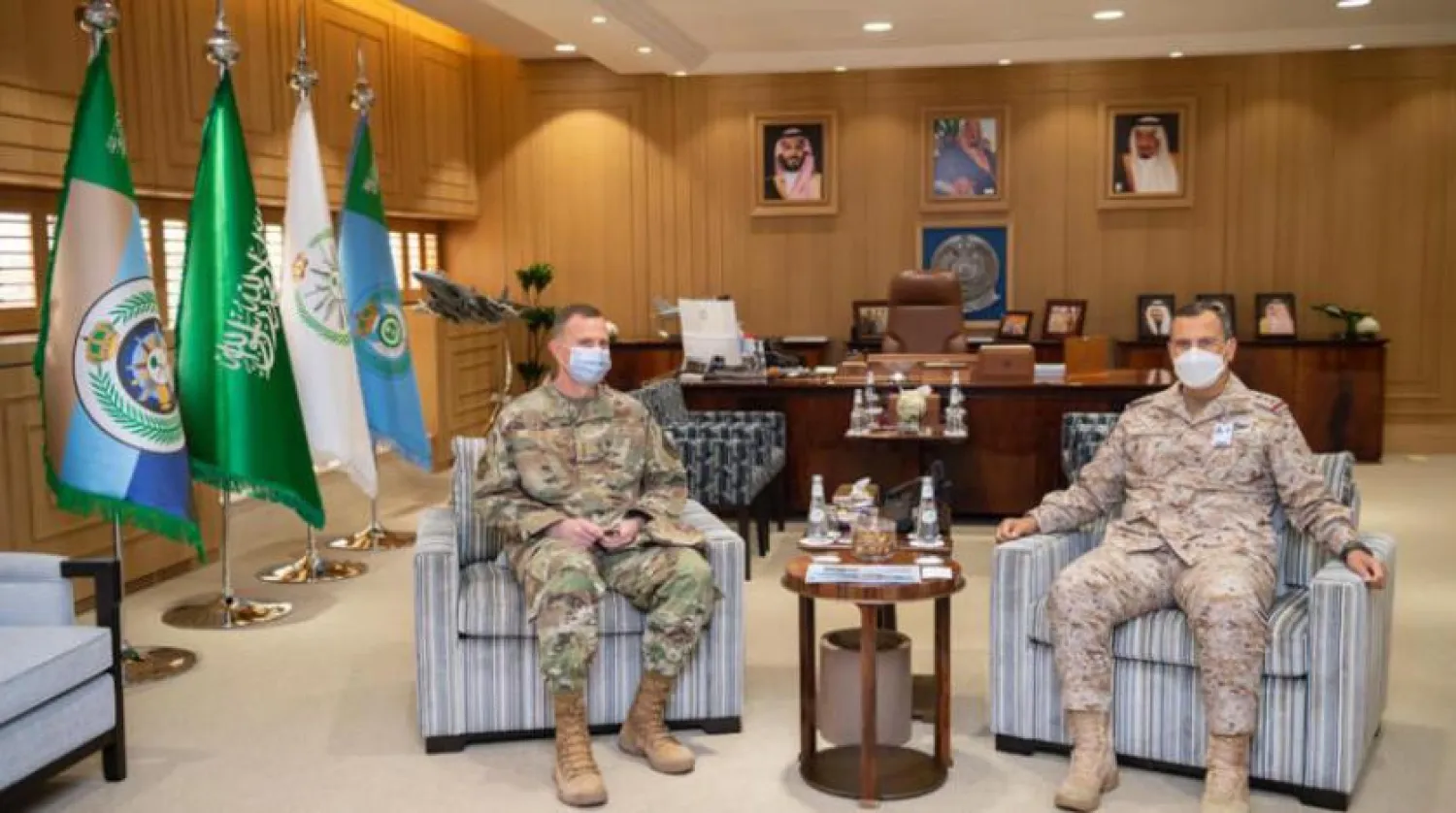 Korgeneral Prens Turki bin Bender ve Korgeneral Gregory Guillot (Suudi Savunma Bakanlığı) 
