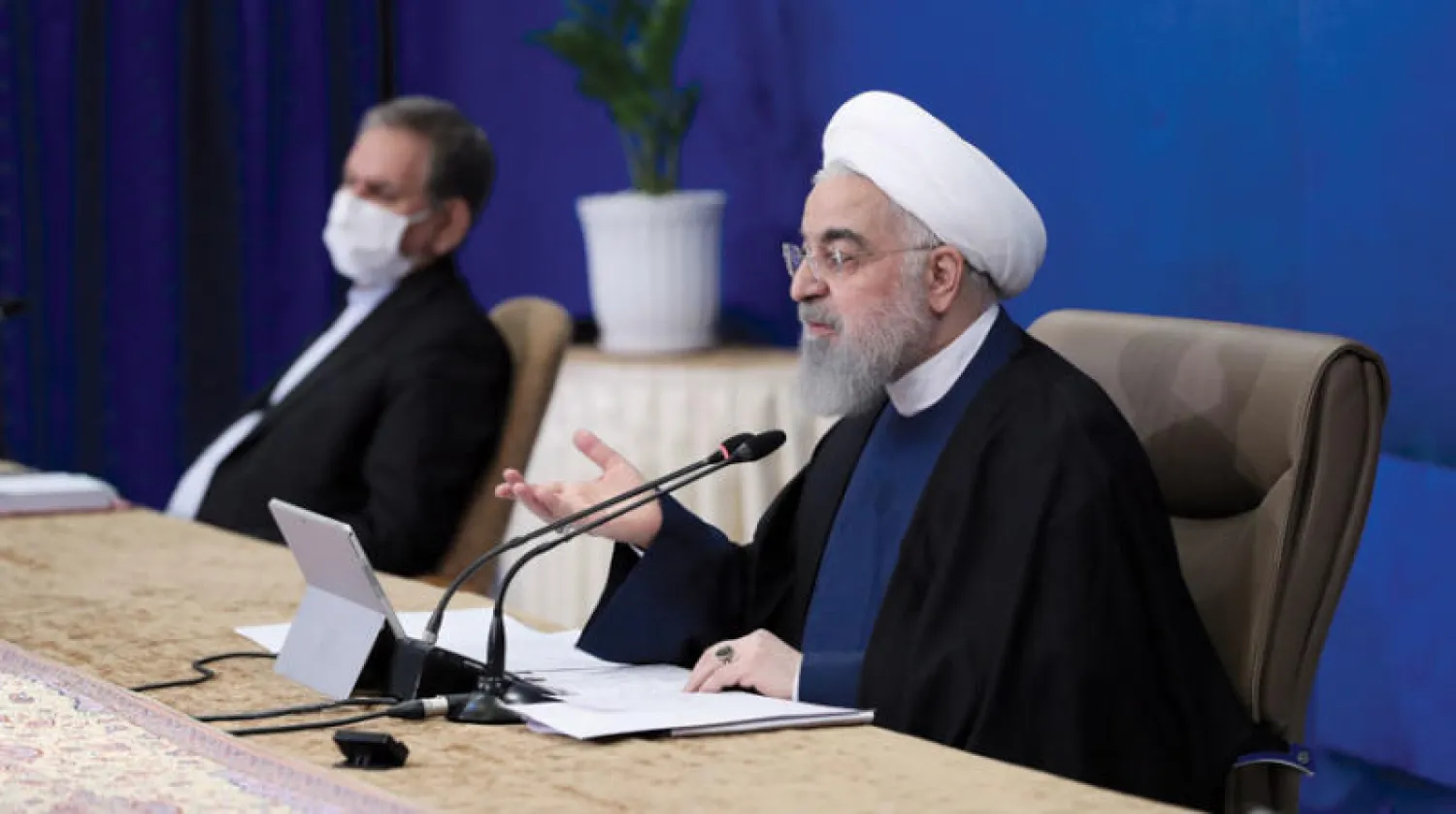 صورة وزعتها الرئاسة الإيرانية للرئيس حسن روحاني أثناء مشاركته في جلسة وزارية أمس