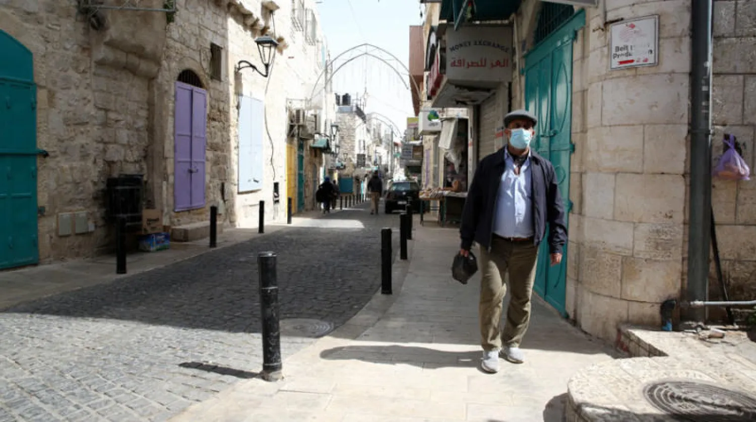 شوارع خالية في بيت لحم بالضفة الغربية أمس وسط إجراءات للحد من انتشار فيروس «كورونا» (إ.ب.أ)