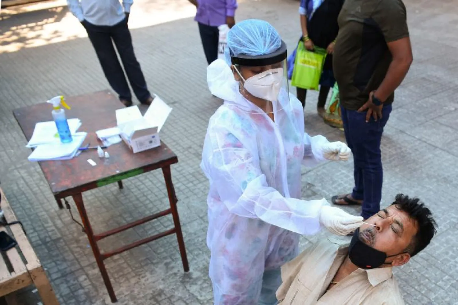 رجل يخضع لاختبار الكشف عن فيروس كورونا في الهند (أ.ف.ب)