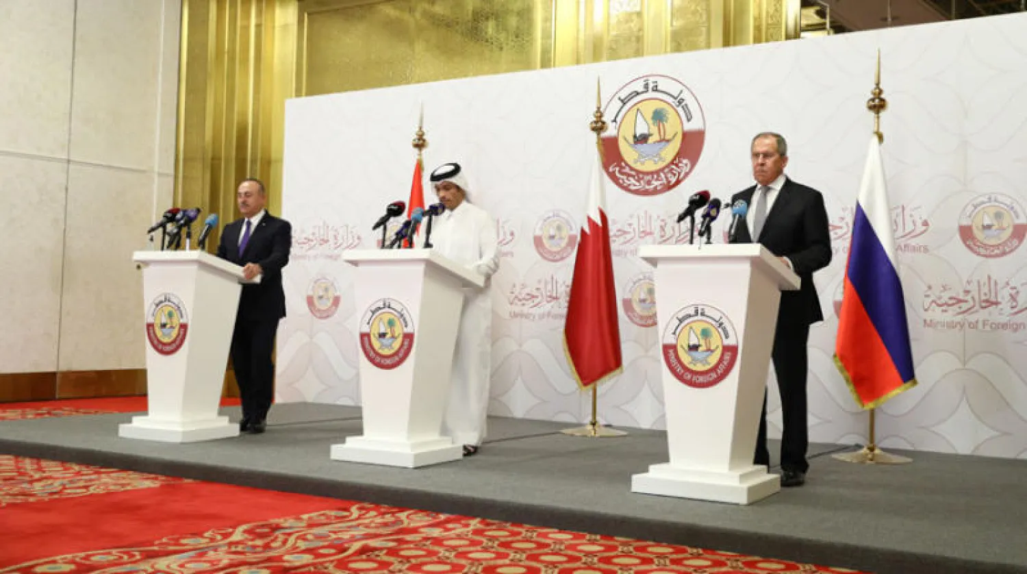 لافروف ومحمد بن عبد الرحمن آل ثاني وجاويش أوغلو خلال مؤتمر صحافي في الدوحة أمس (د.ب.أ)