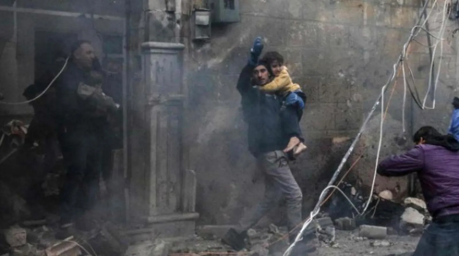 ناجون من انفجار سيارة في أعزاز بشمال سوريا (أرشيفية-أ.ف.ب)