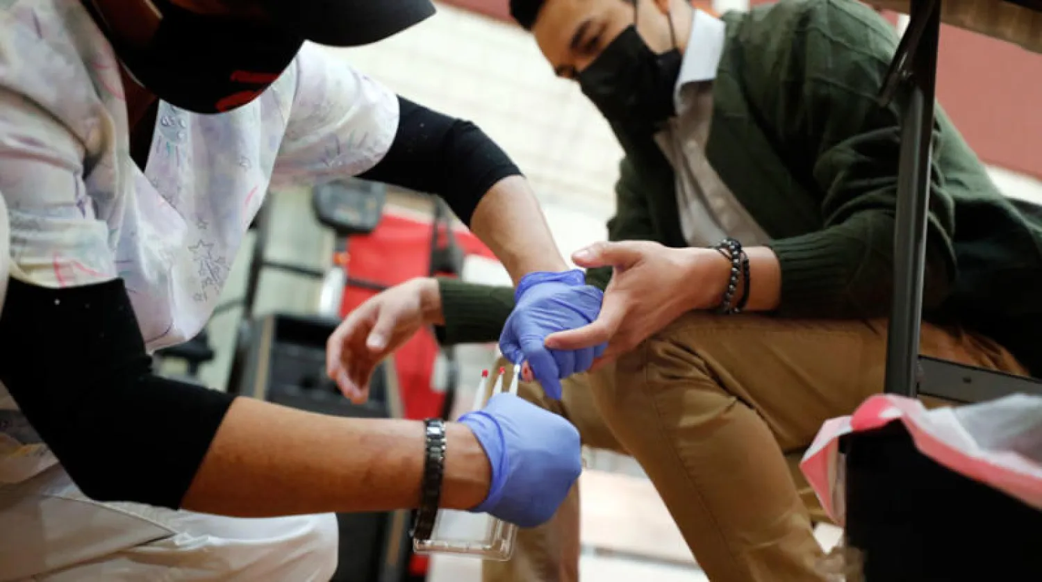 التعرف على المصابين بـ«كورونا» عبر تحليل الأجسام المضادة في كاليفورنيا (إ.ب.أ)