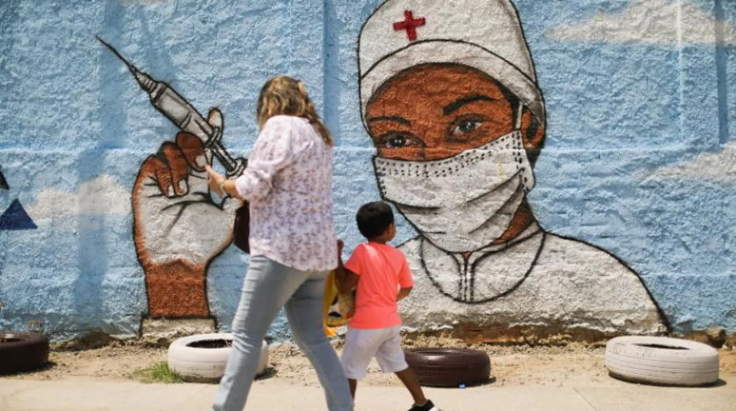 Brezilya'nın Rio de Janeiro kentinde bir kadın ve çocuğu (Reuters)

