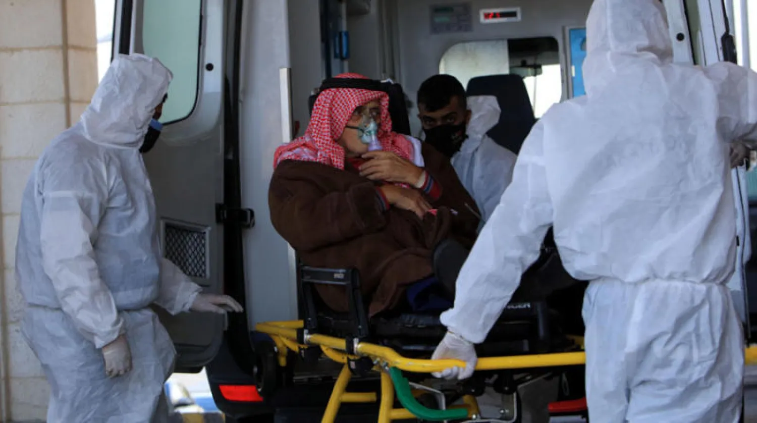 أحد مرضى «كورونا» في مستشفى «السلط» غرب عمّان أمس (إ.ب.أ)