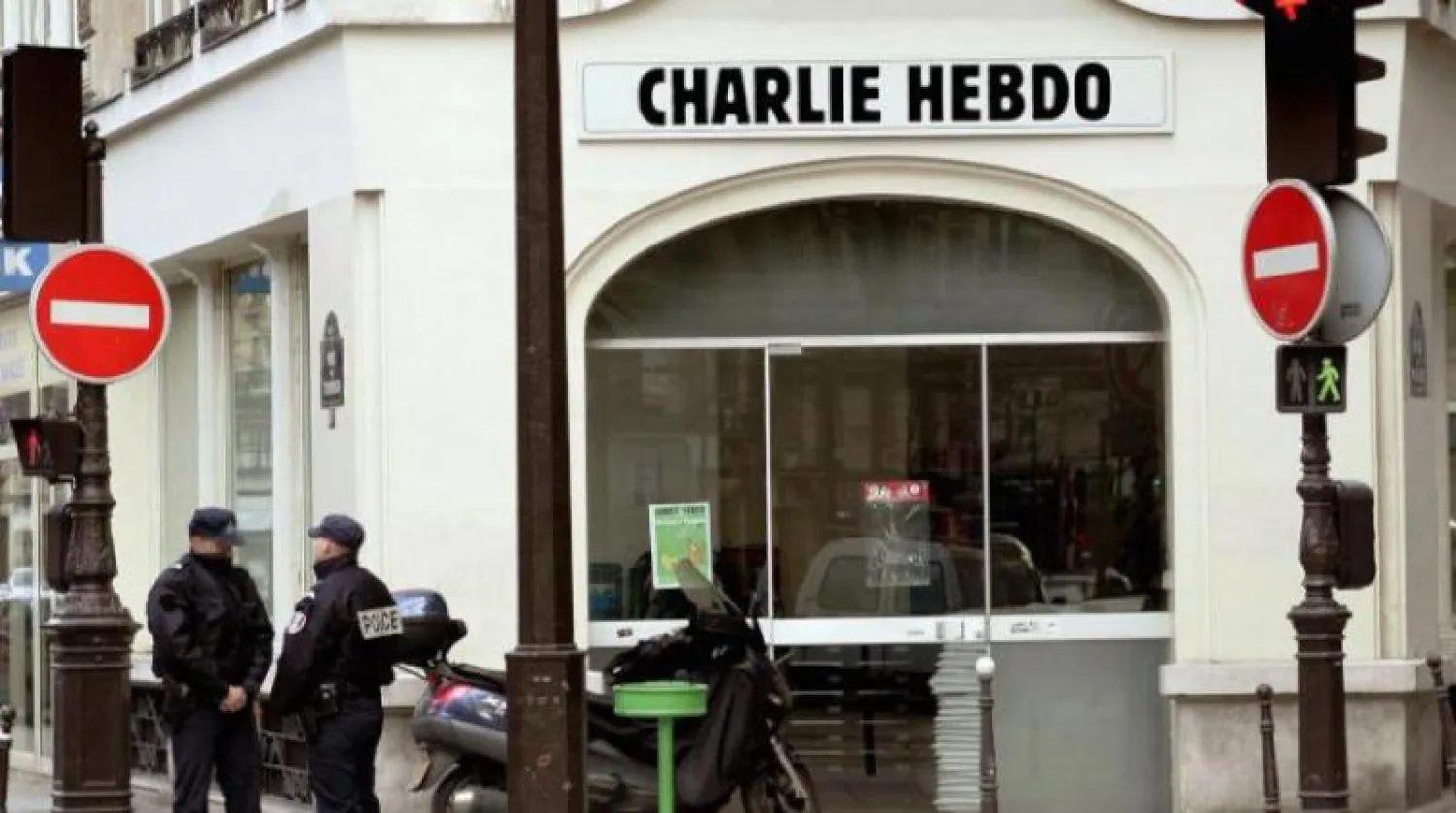 شرطيان فرنسيان يقفان أمام مقر صحيفة «شارلي إيبدو» في باريس (أرشيفية - أ.ف.ب)