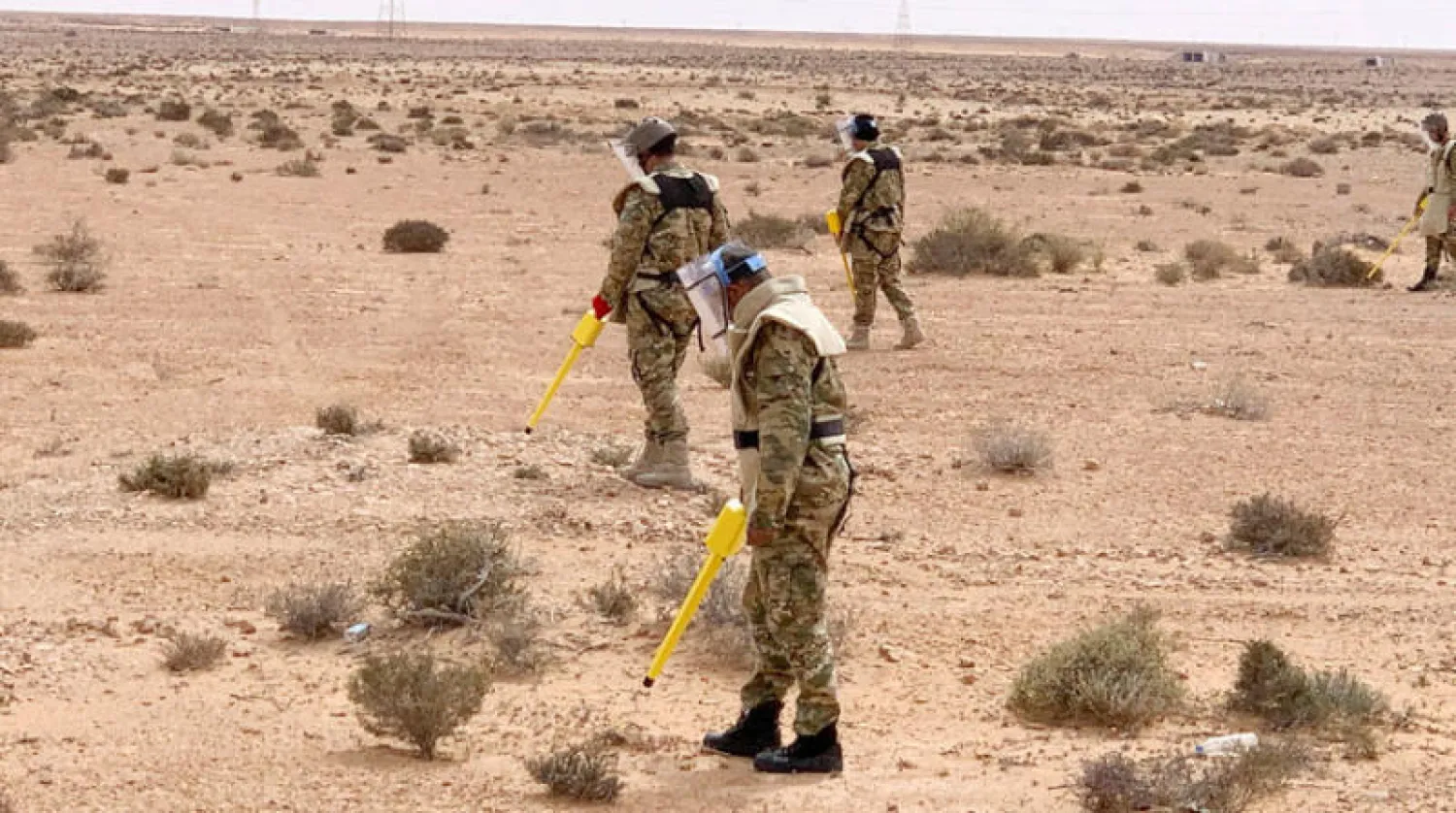 فريق إزالة الألغام خلال عملية البحث عن متفجرات في منطقة أبو غرين أمس (رويترز)