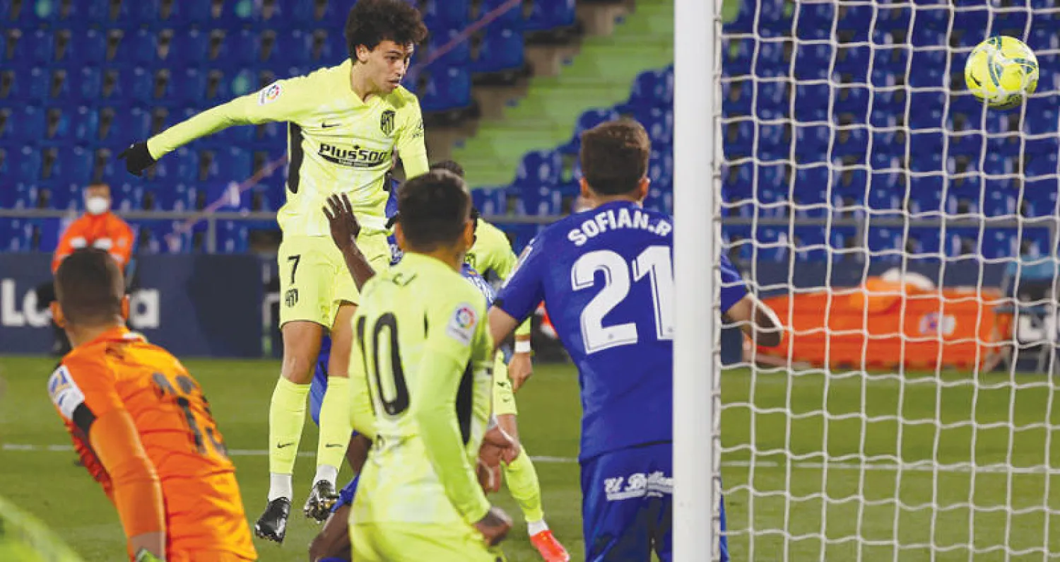 جواو فيلكس مهاجم أتلتيكو سجل هدفاً برأسه في مرمى خيتافي لكن ألغي لوجود خطأ (إ.ب.أ)