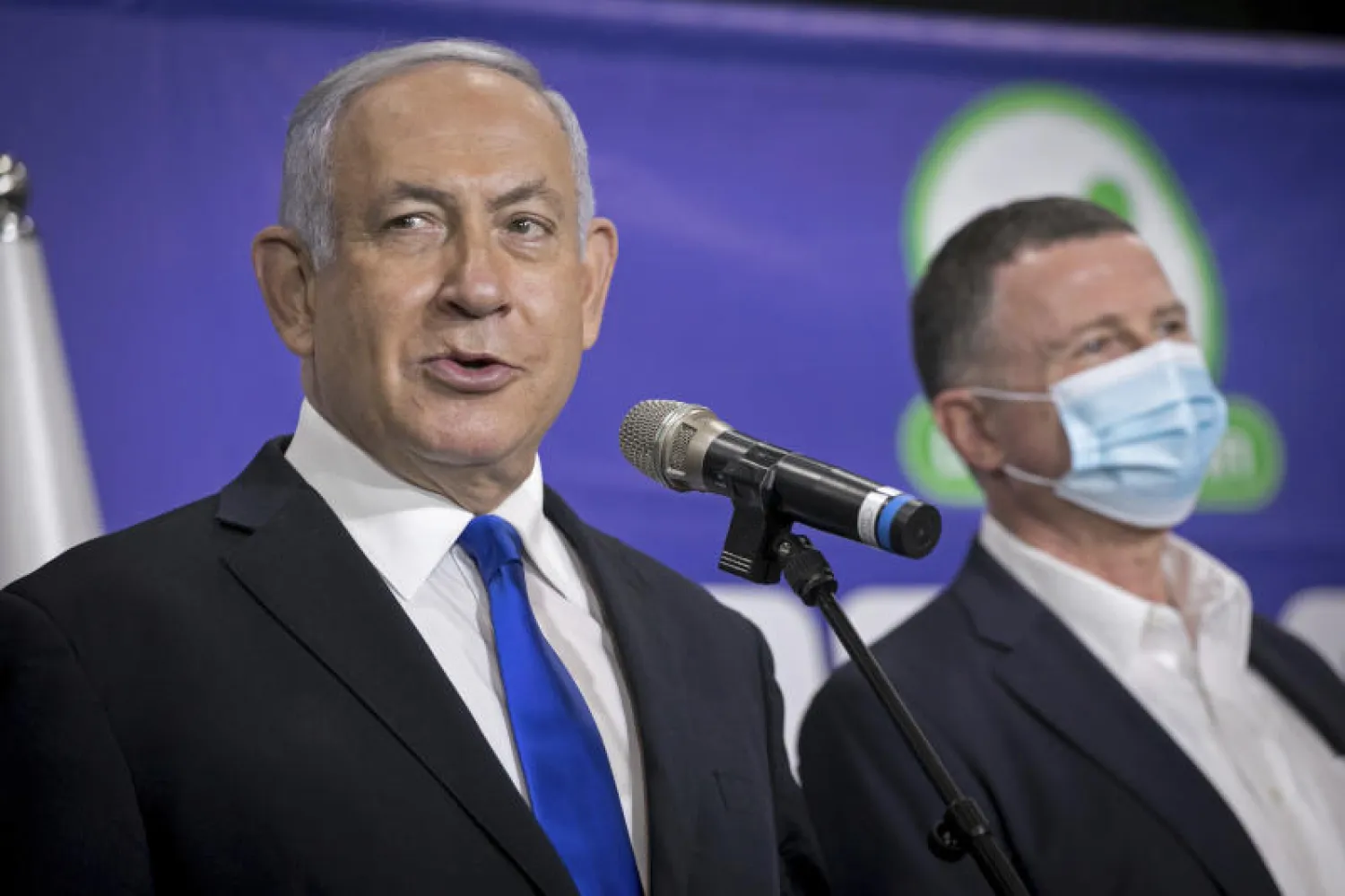 وزير الصحة الإسرائيلي يولي إدلشتاين بجانب رئيس الوزراء بنيامين نتنياهو (أ.ب)