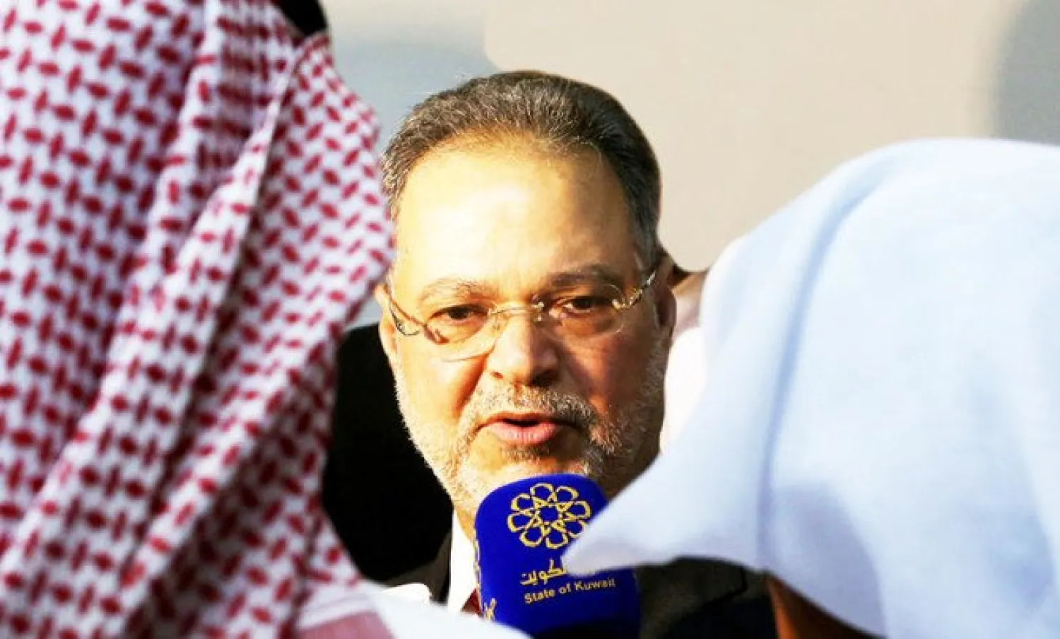 Yemeni Foreign Minister Abdulmalek al-Mikhlafi speaks to the press at the Yemeni embassy in Kuwait City, in this May 17, 2016 photo. (AFP) 


