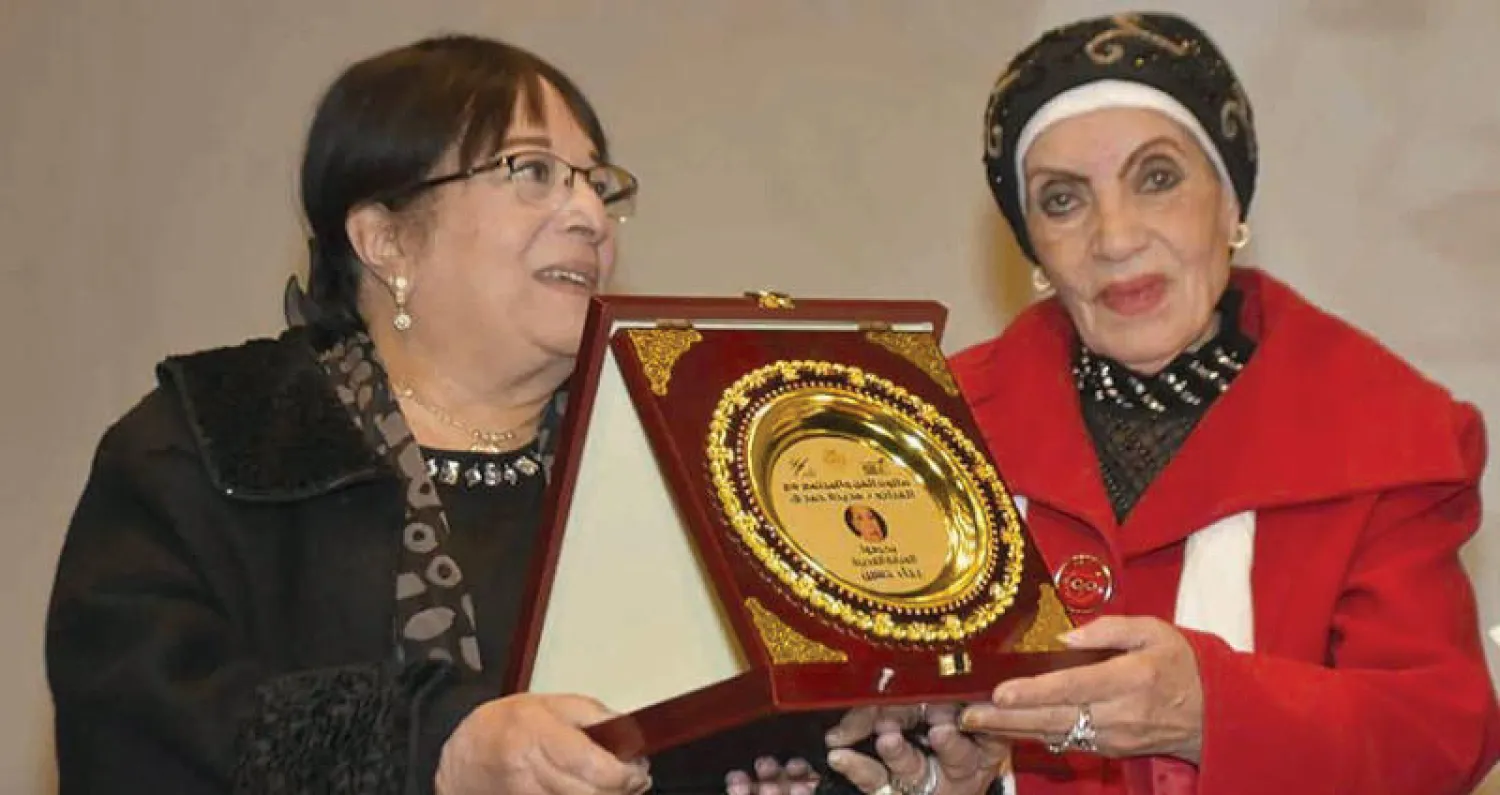 الفنانة المصرية رجاء حسين خلال تكريمها مساء أول من أمس