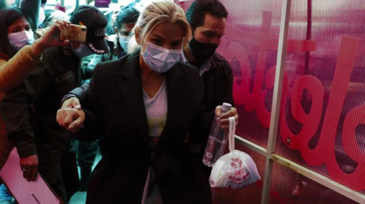 Bolivya’nın eski geçiş dönemi başkanı Jeanine Anez, La Paz’daki bir polis karakoluna giderken (AP)