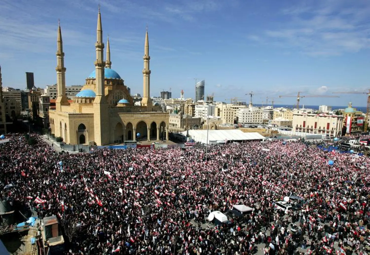   A crowd of Lebanese people pack Martyrs’ Square to mark the first anniversary of the assassination of former Prime Minister Rafik al-Hariri in Beirut, Lebanon February 14, 2006. REUTERS/Jamal Saidi/File Photo
