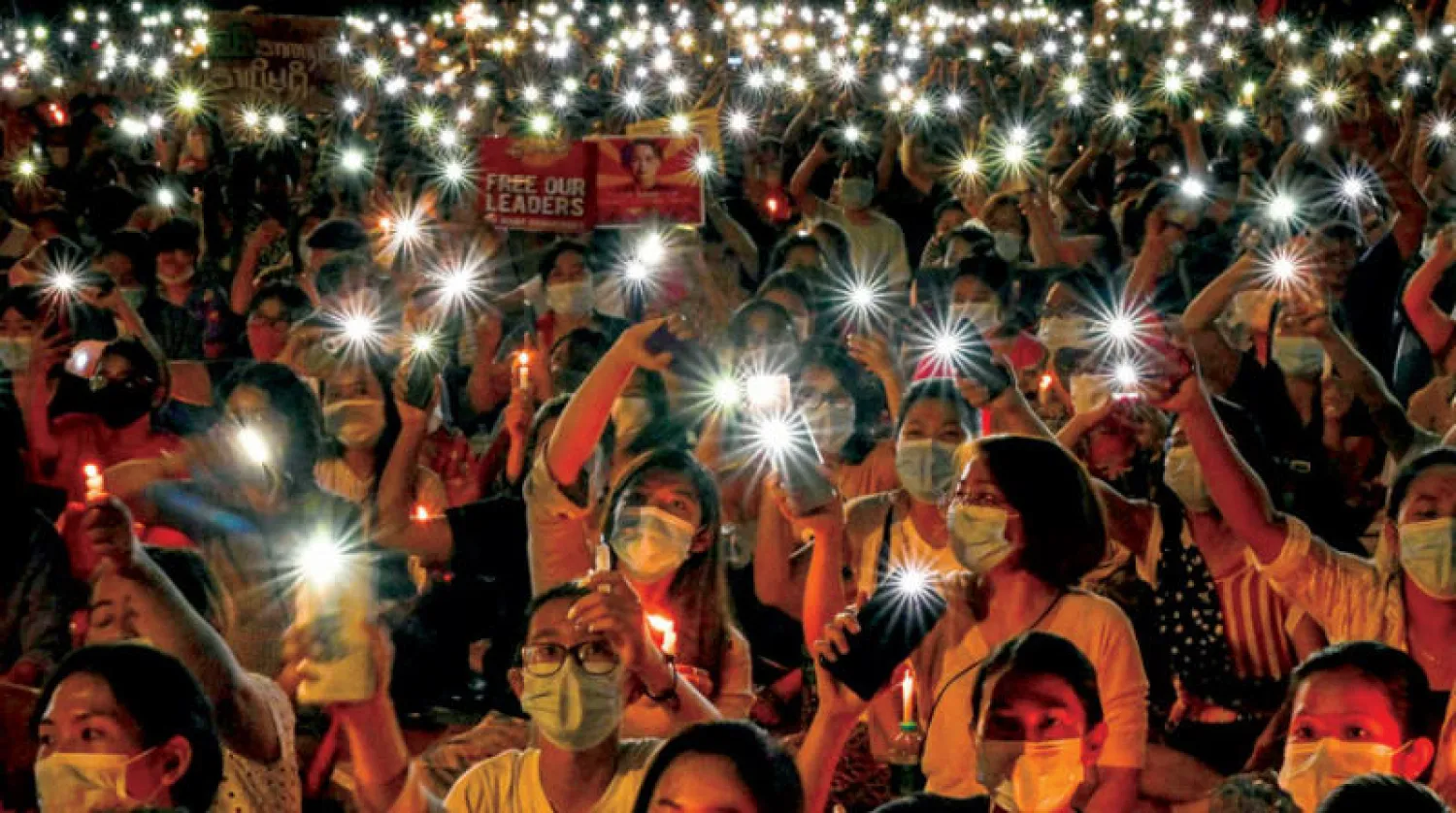 متظاهرون يكرمون ضحايا سقطوا خلال مواجهات مع الأمن في رانغون أمس (أ.ف.ب)