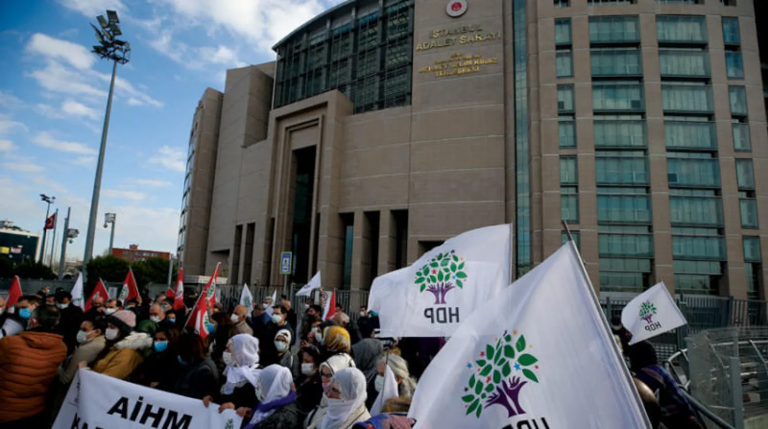مؤيدو حزب الشعوب الديمقراطي يحتجّون أمام محكمة في إسطنبول خلال محاكمة الرئيس المشارك للحزب صلاح الدين دميرطاش (أ.ب)