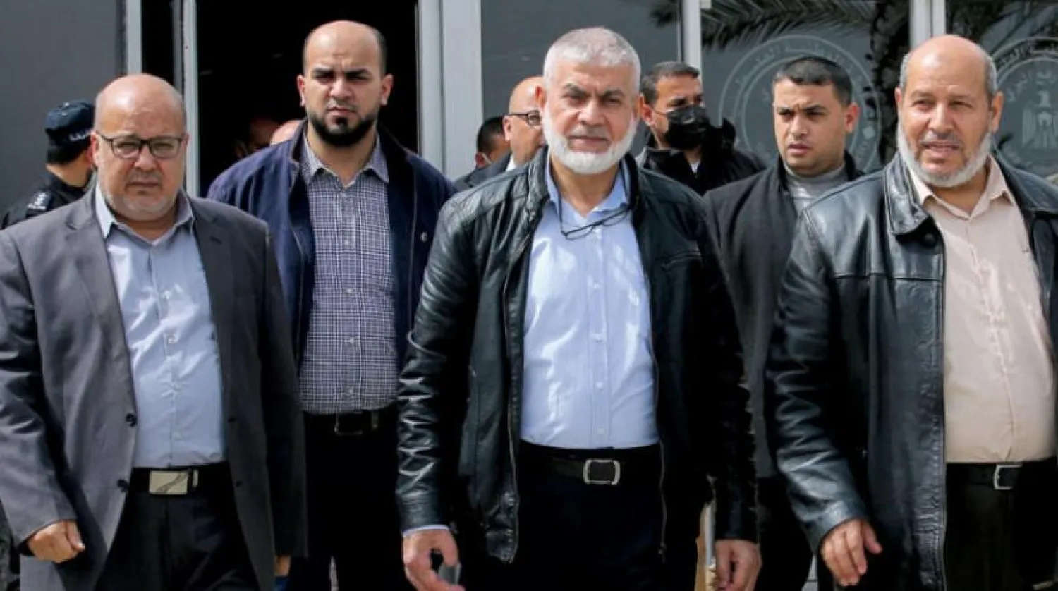 Hamas üyeleri Refah geçişinden Mısır’a girerek bugünkü Filistinli gruplar toplantısına katılıyor (AFP)