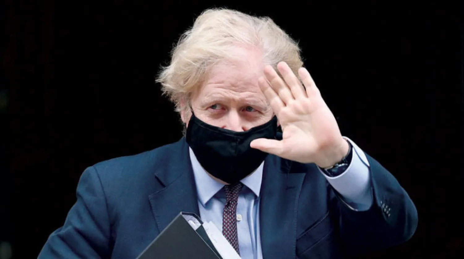 بوريس جونسون مغادراً مقر رئاسة الوزراء في {10 داونينغ ستريت} لإلقاء كلمته في مجلس العموم أمس (إ.ب.أ)