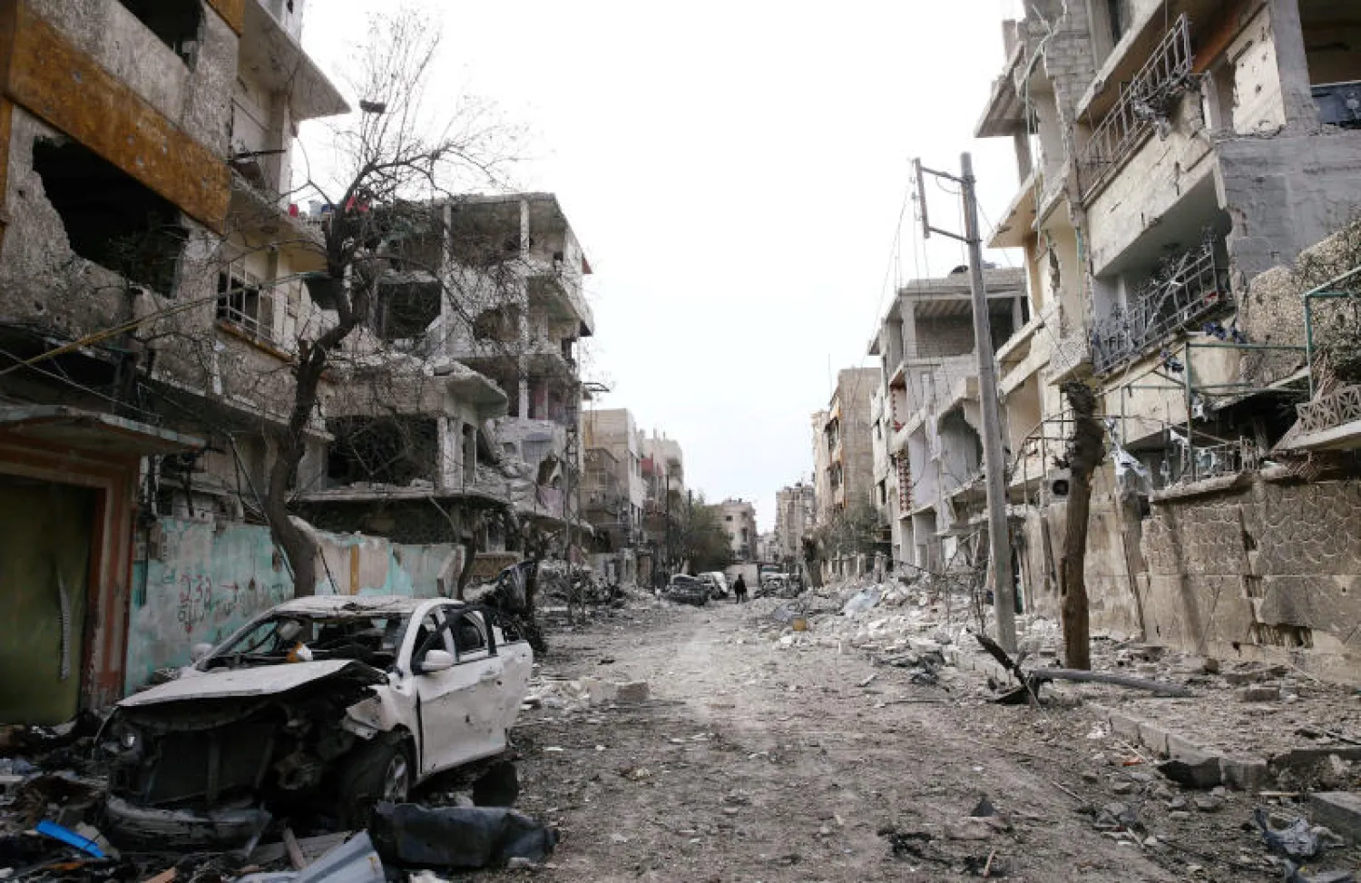 صورة توضح الدمار الذي لحق بأحد شوارع مدينة دوما بالغوطة الشرقية قرب دمشق نتيجة الحرب (رويترز)